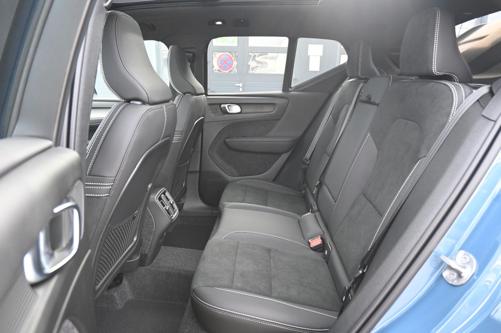 Fahrzeugabbildung Volvo XC40 B4 Black Ultra Dark*FSHZG*PANO*360°*ACC