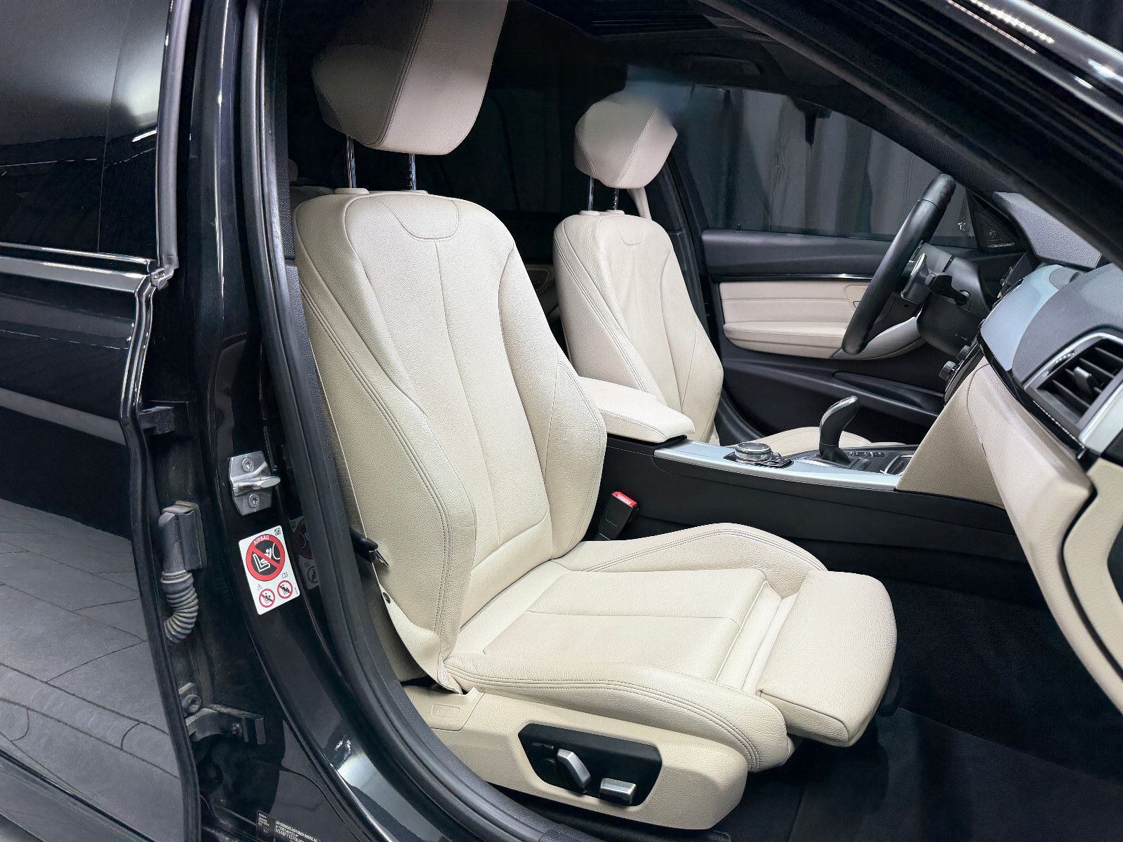 Fahrzeugabbildung BMW 335d xDrive Limo M Sport|H&K|PANO|HuD|VOLL