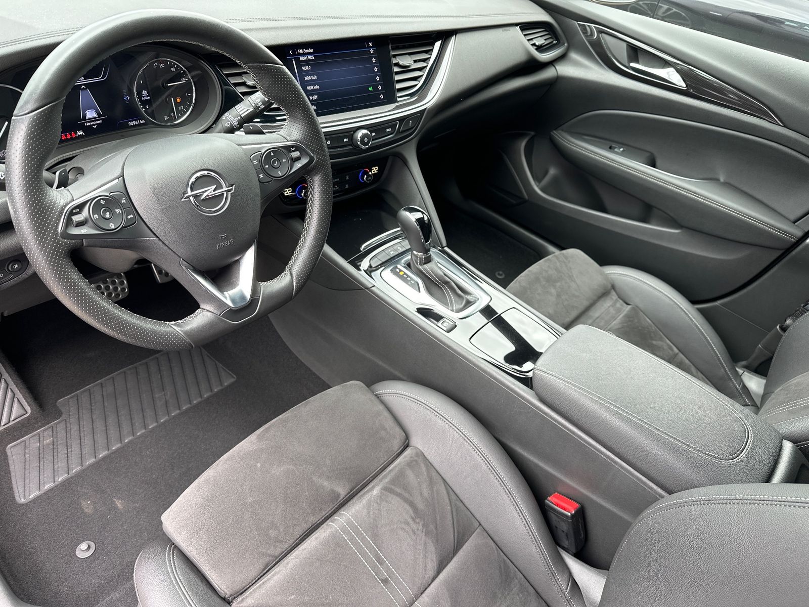 Fahrzeugabbildung Opel Insignia ST 2.0 D Ultimate AT NAV+LED+ACC+KAMERA