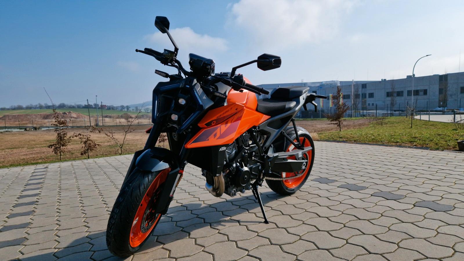 KTM 990 DUKE MY24 DEMOBIKE AUF LEGER