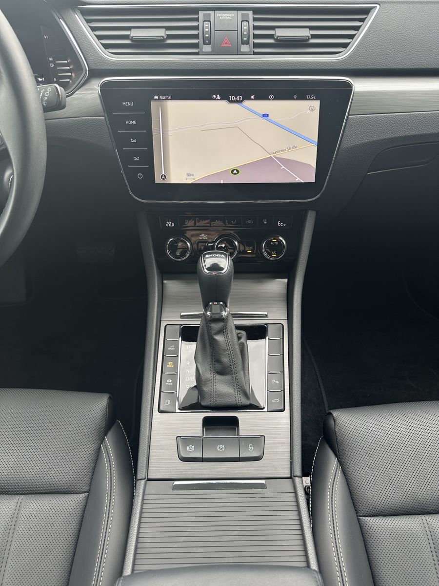 Fahrzeugabbildung SKODA Superb Combi 1.4 TSI iV Style DSG NAV+LED+ACC+VC
