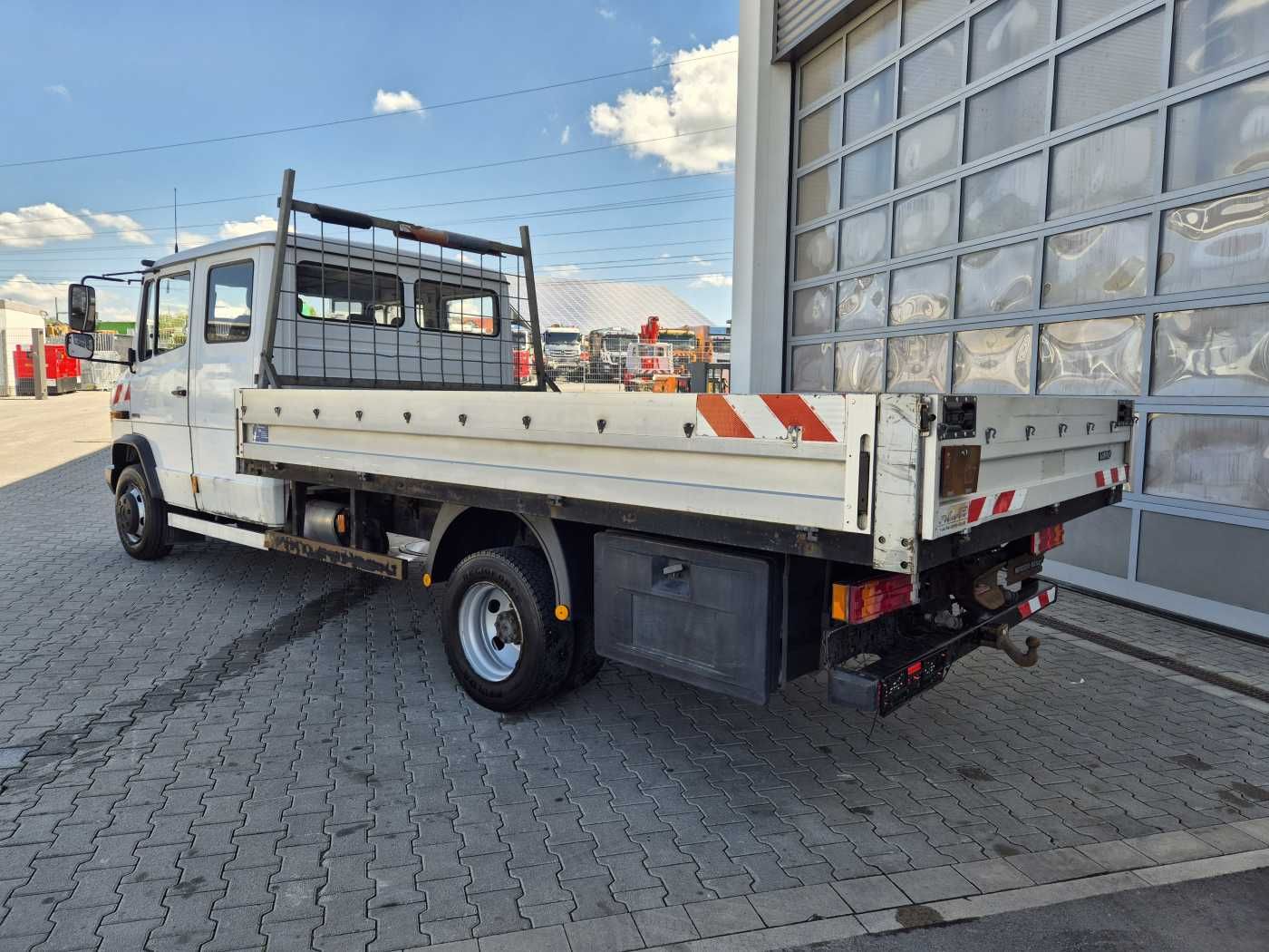 Fahrzeugabbildung Mercedes-Benz Vario 816 DK DoKa 4x2 Pritsche 2x AHK