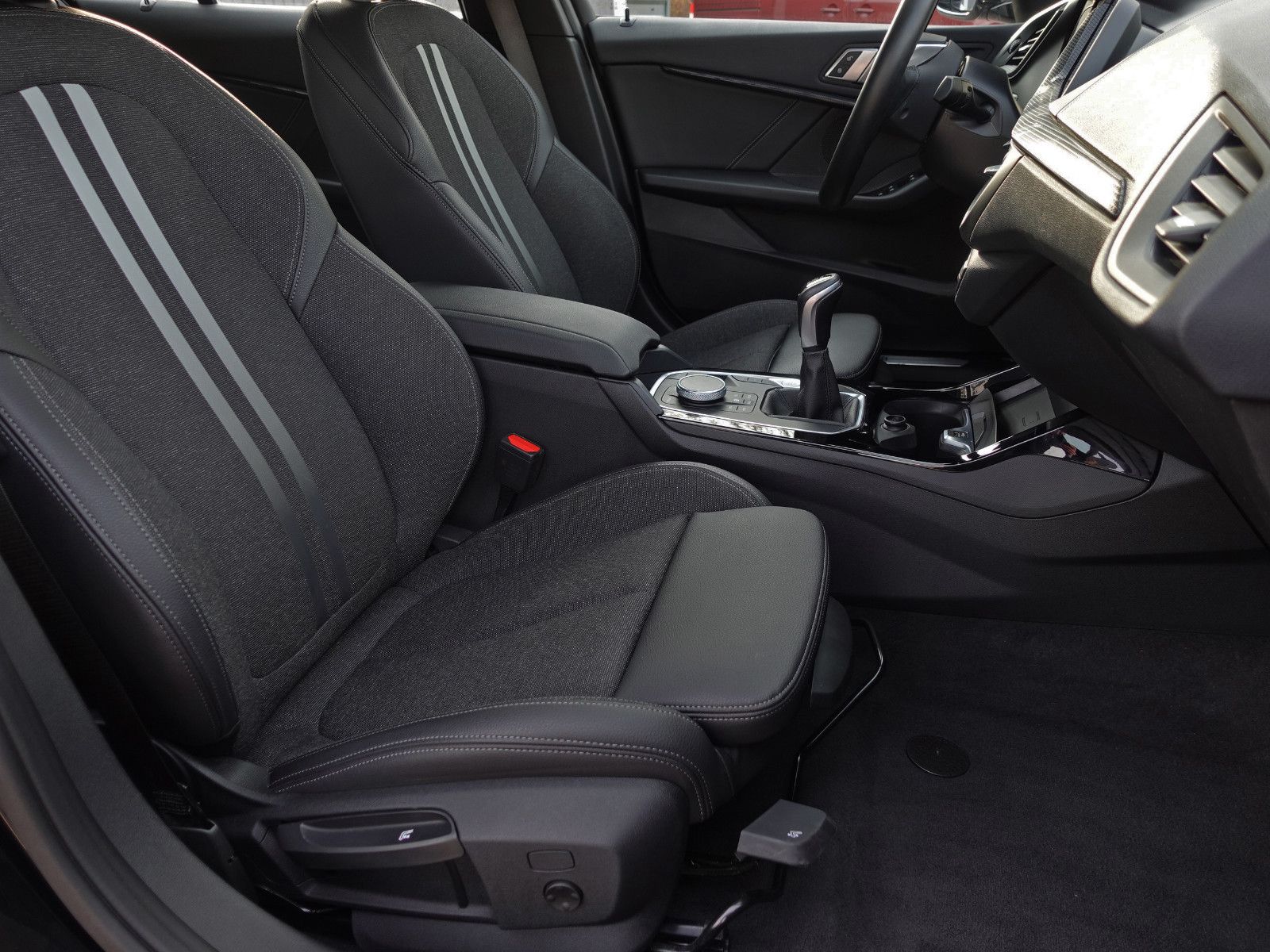 Fahrzeugabbildung BMW 118i Sport Line Navi CarPlay LED-Pkt.