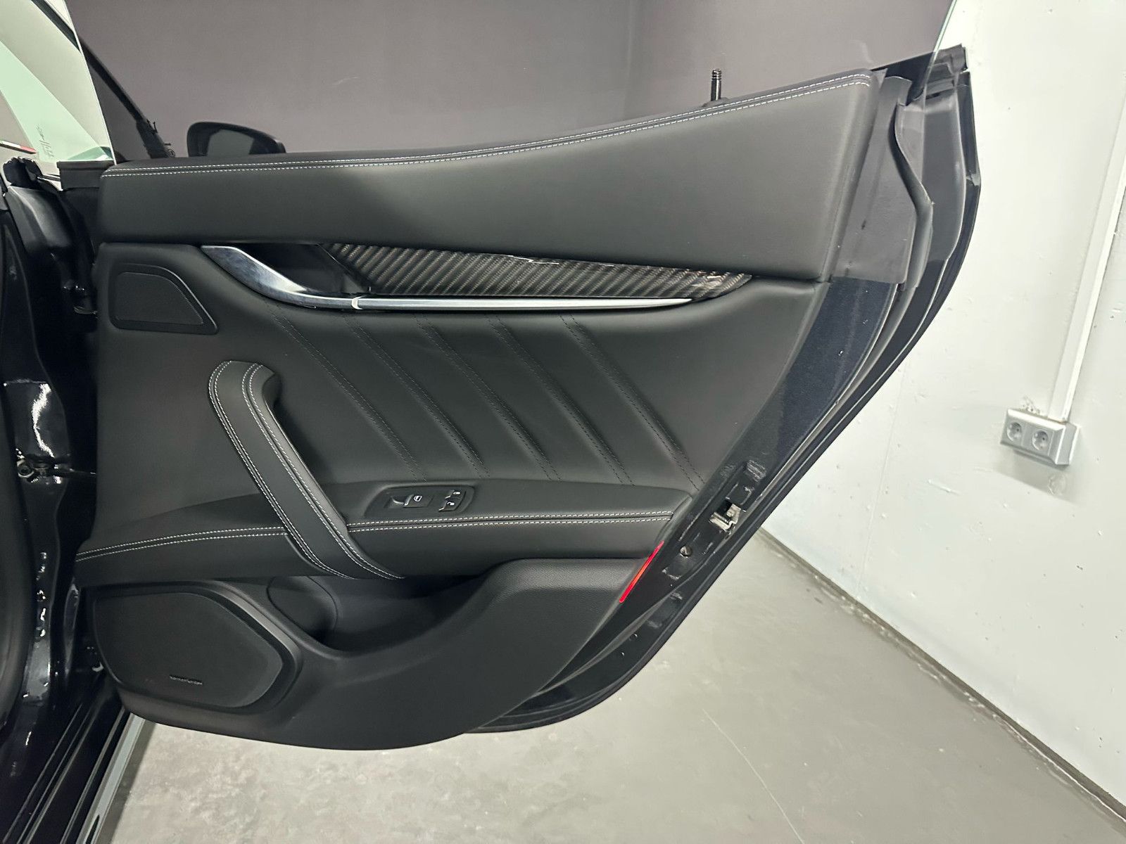 Fahrzeugabbildung Maserati Ghibli TROFEO V8   - SOFT CLOSE*NAVI*TEMPO*DAB*