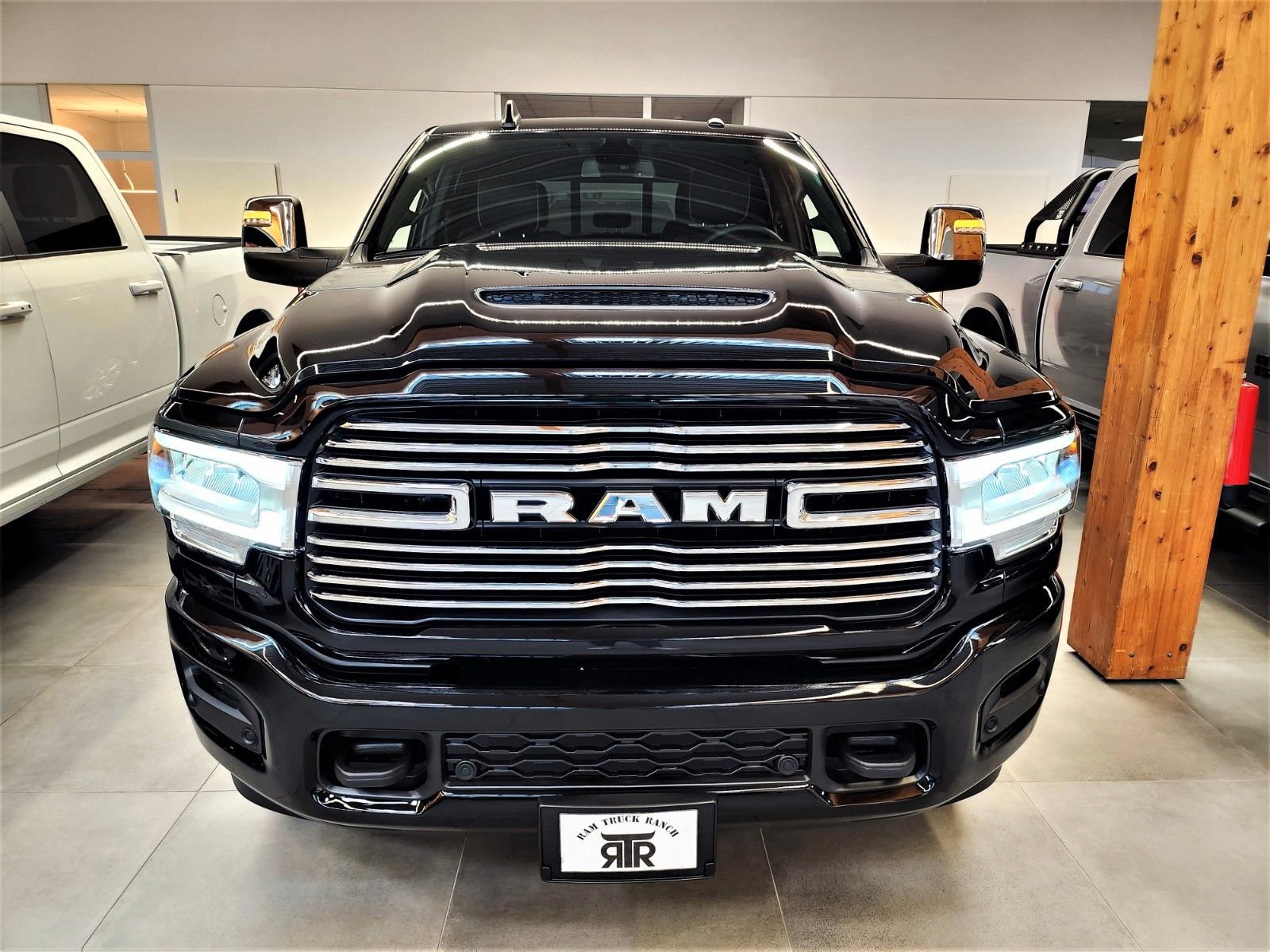 Fahrzeugabbildung Dodge RAM 2500 Laramie Crew Cab 4x4