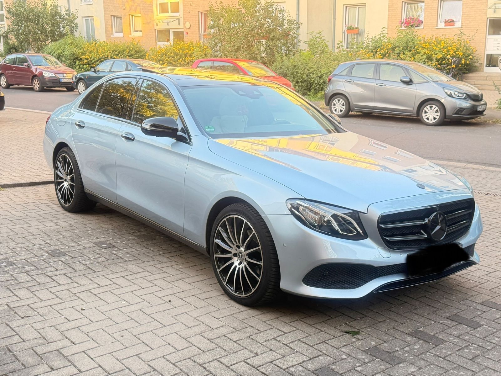 MERCEDES-BENZ E 220 d AVANTGARDE Autom. HUD PANO