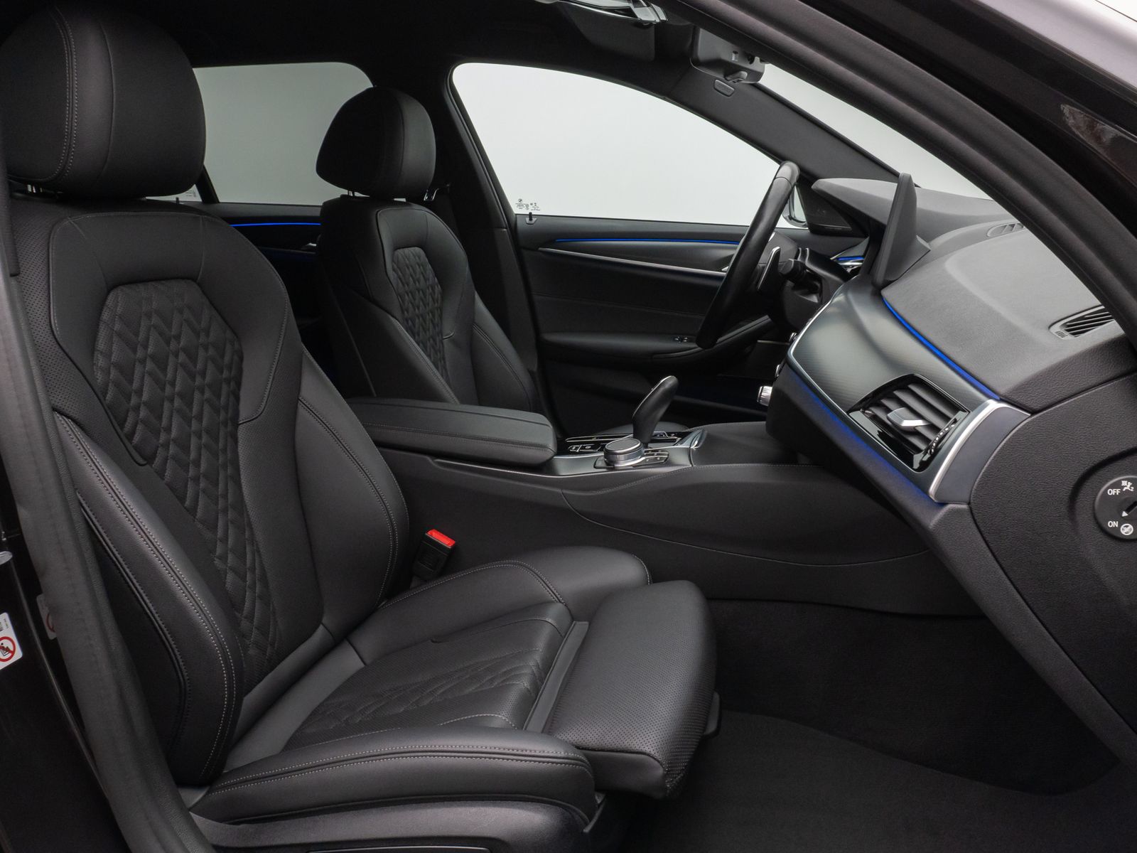 Fahrzeugabbildung BMW 530d xD M Sport Kamera HUD DAB H/K Komfort Alarm