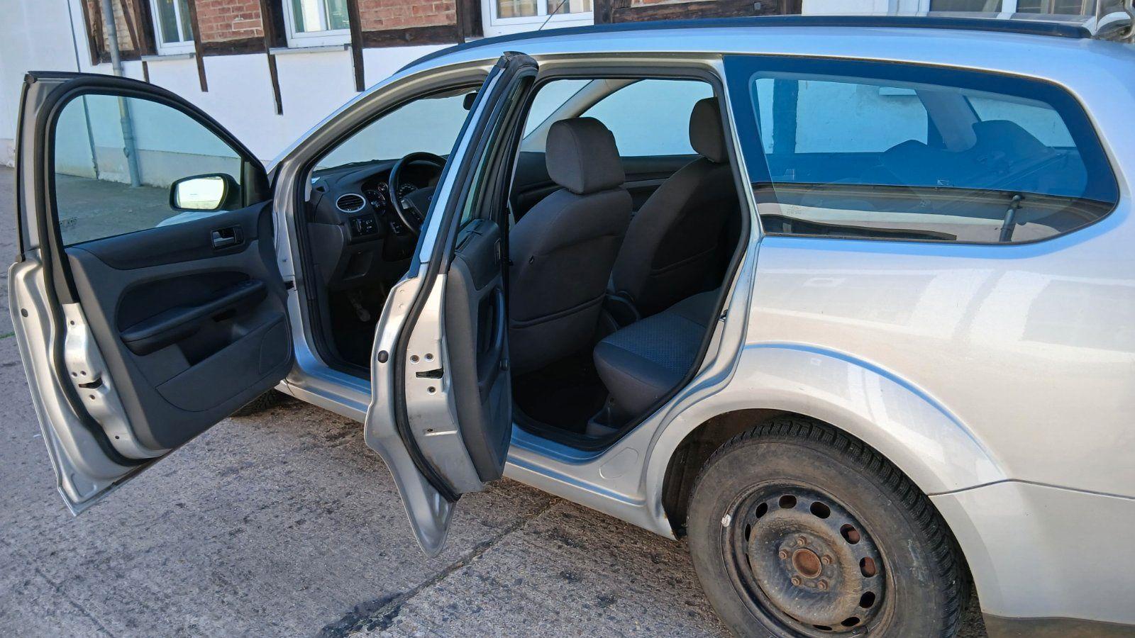 Ford Focus 2005 — rear view