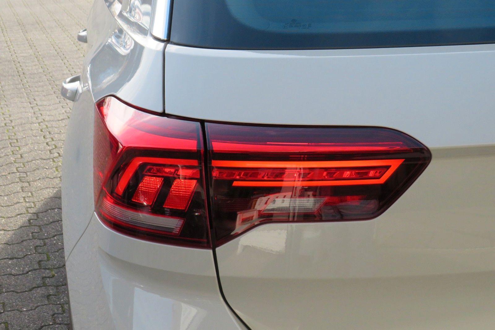 Fahrzeugabbildung Volkswagen T-Roc Life DSG AHK NAVI SITZH. APP-CON. LED 1Hd