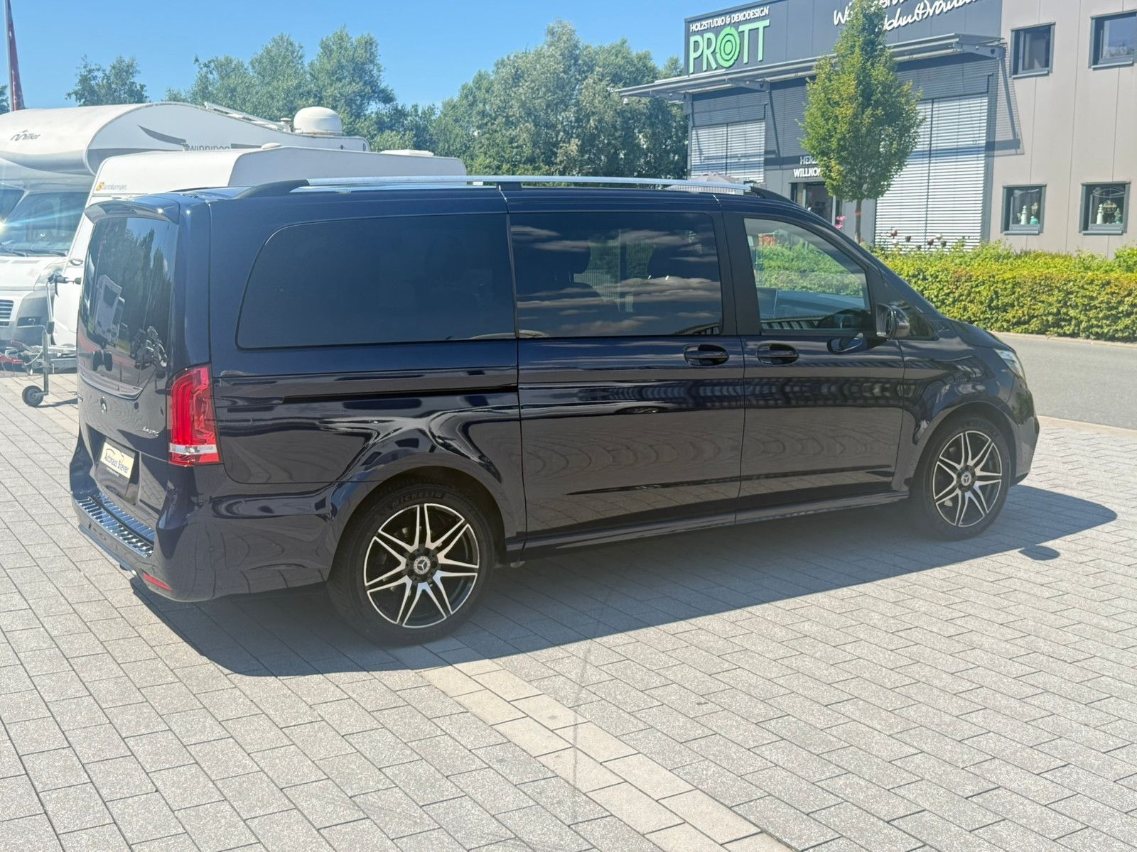 Fahrzeugabbildung Mercedes-Benz V 300d EDITION 4MATIC lang PANO AMG AHK 7-Sitzer