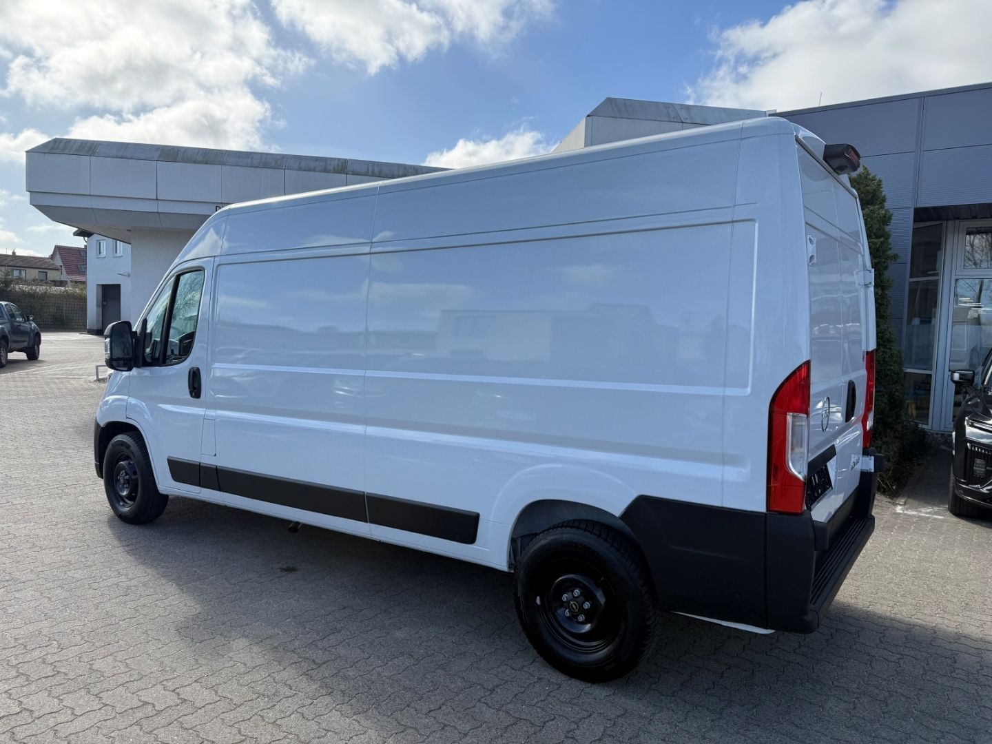 Fahrzeugabbildung Opel Movano Kasten H2 35 L3H2 BlueHDI 140
