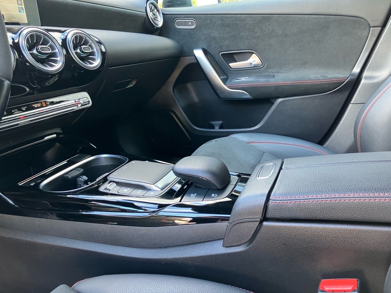 Fahrzeugabbildung Mercedes-Benz AMG A 45 4M+ NIGHT+MULTIBEAM+KEYL+AMBIENTE+KAM++