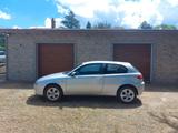 Alfa Romeo 147 1.9 JTD (120) 3 porte Distinctive - silberne Alfa Romeo 147