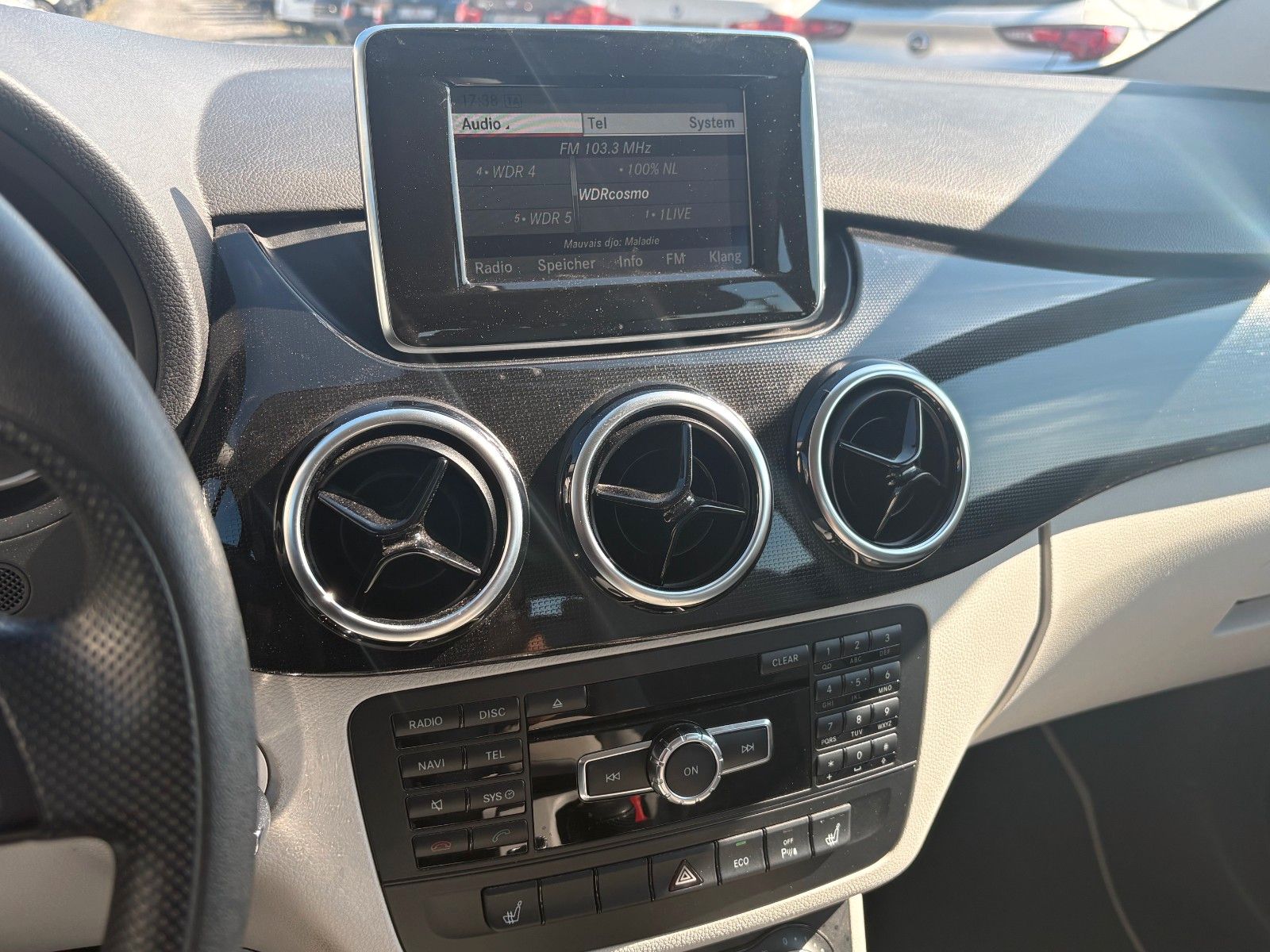 Fahrzeugabbildung Mercedes-Benz B 180 Xenon AHK 1.HAND Klima SCHECKHEFT SHZ PDC