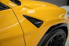 Urus 4.0 V8 PHEV SE 2025 YELLOW CARBON PANO