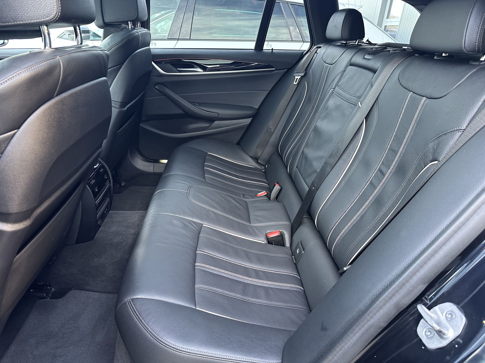 Fahrzeugabbildung BMW 530d Touring xDrive M-Sport NAV+LASER+AHK+PANORA