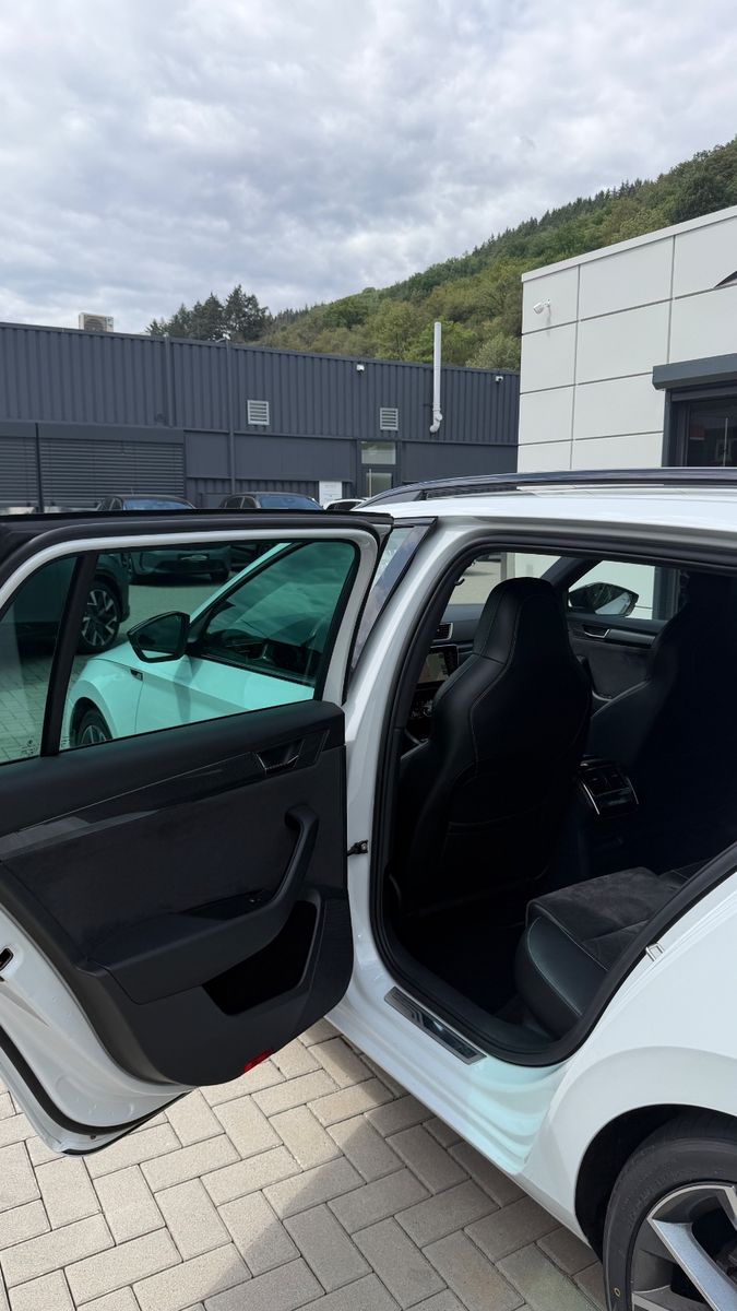 Skoda Superb Combi SportLine 4x4 DSG AHK Pano foto 7