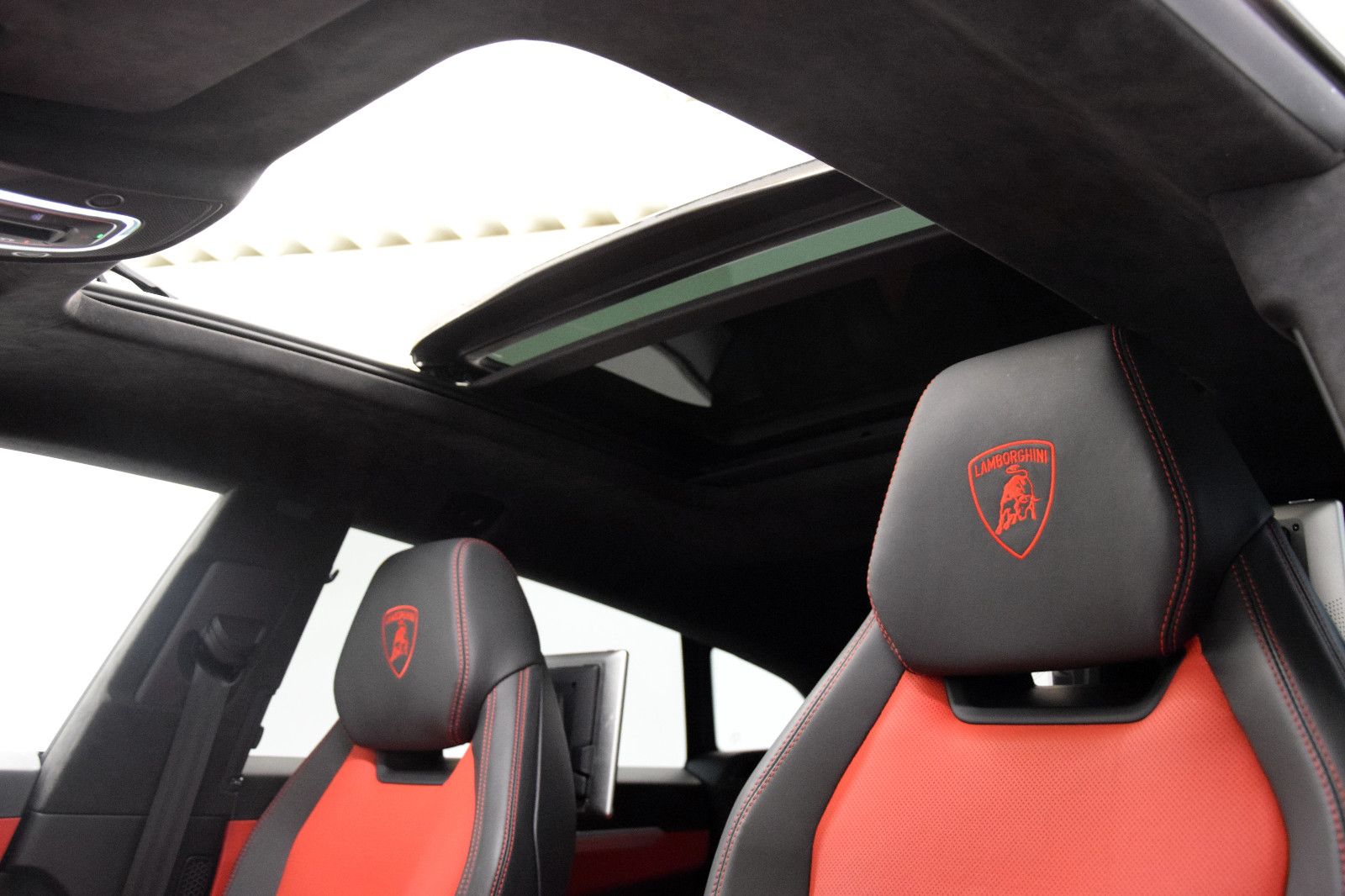 Fahrzeugabbildung Lamborghini Urus Panorama ACC Sitzlüftung HuD rotes Leder TV