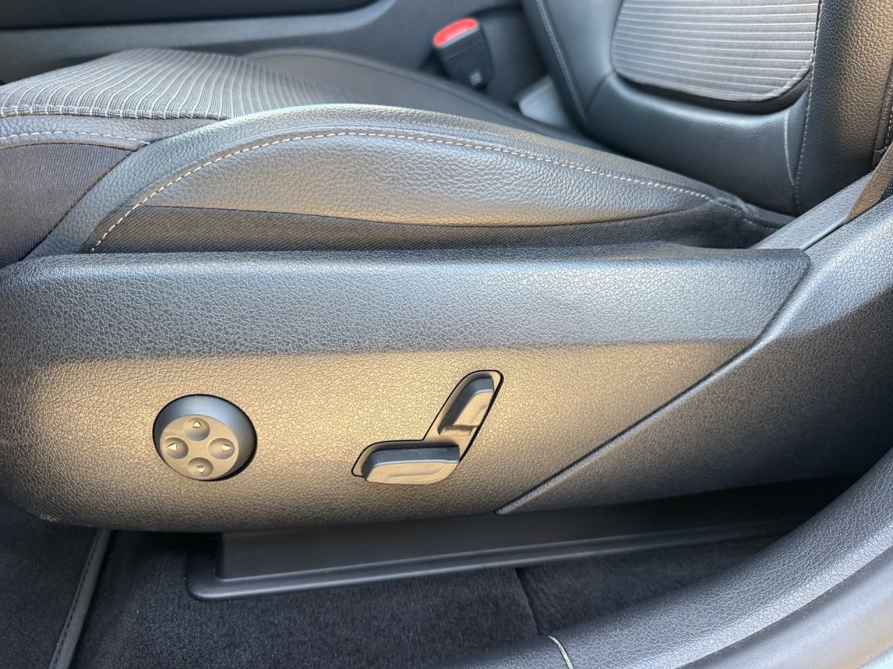 Fahrzeugabbildung Mercedes-Benz GLC 300 de 4M AVANTGARDE+AHK+DISTR+360+PRESAFE++