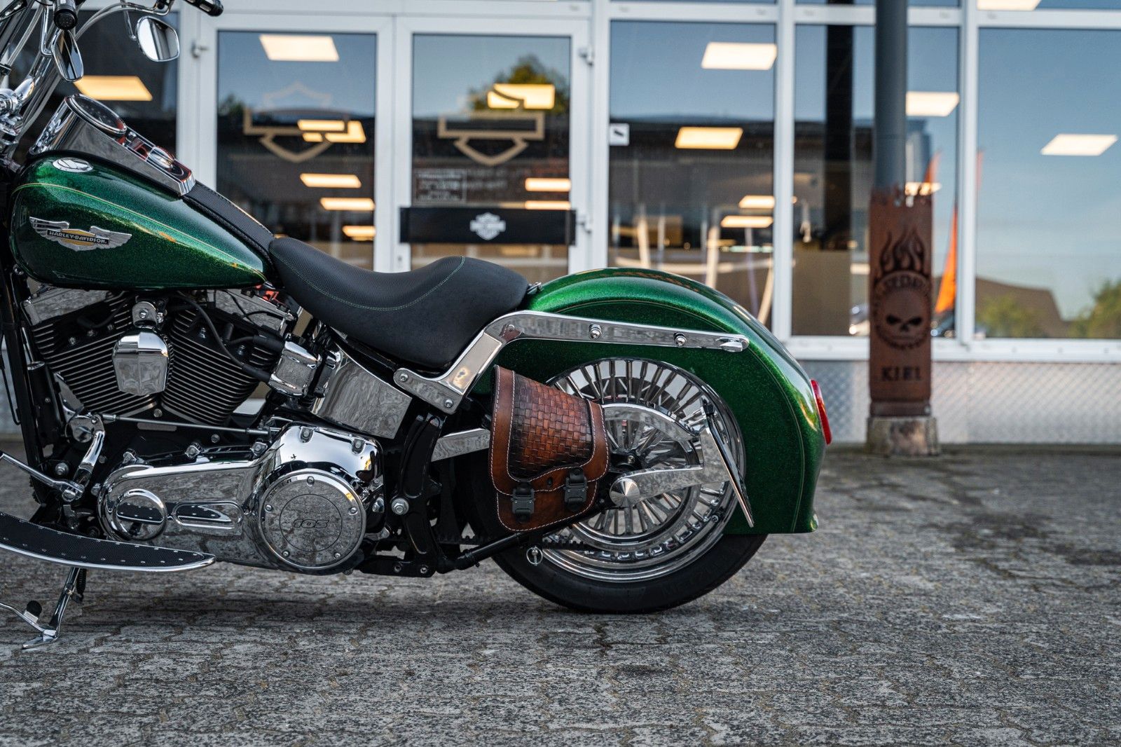 Fahrzeugabbildung Harley-Davidson FLSTN Softail Deluxe 103 - Chicano Candy Green