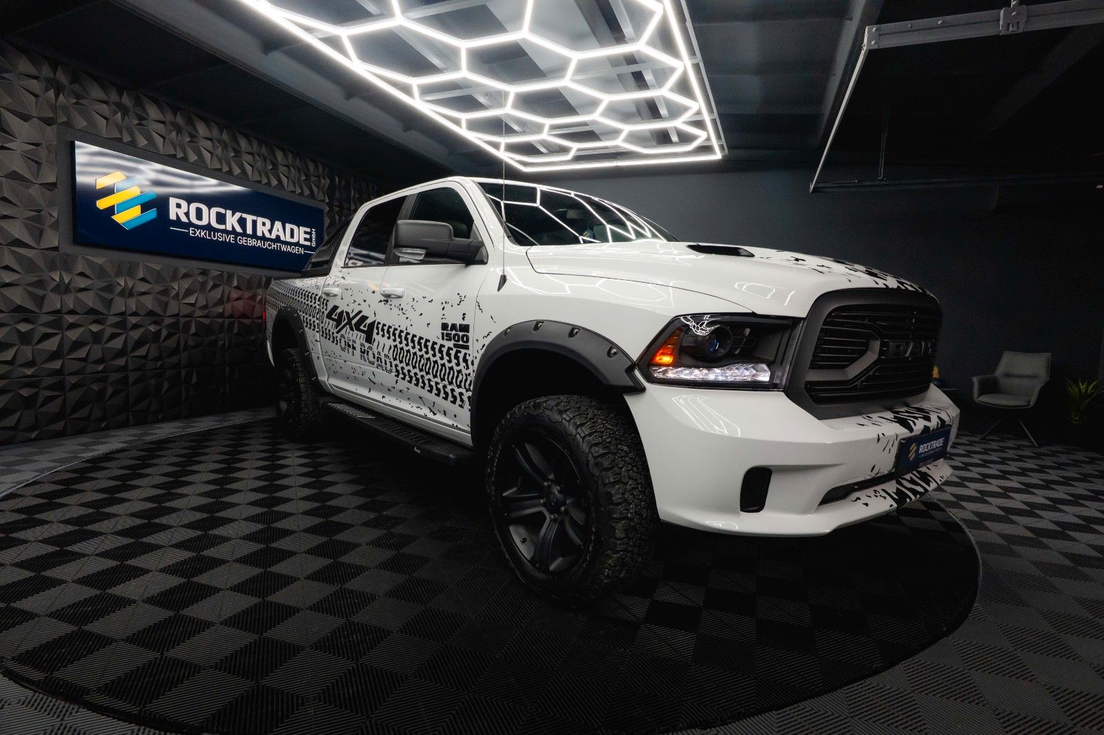 Fahrzeugabbildung Dodge RAM 5.7 V8 HEMI 4x4 OFFROAD Night-Paket *LED*AHK