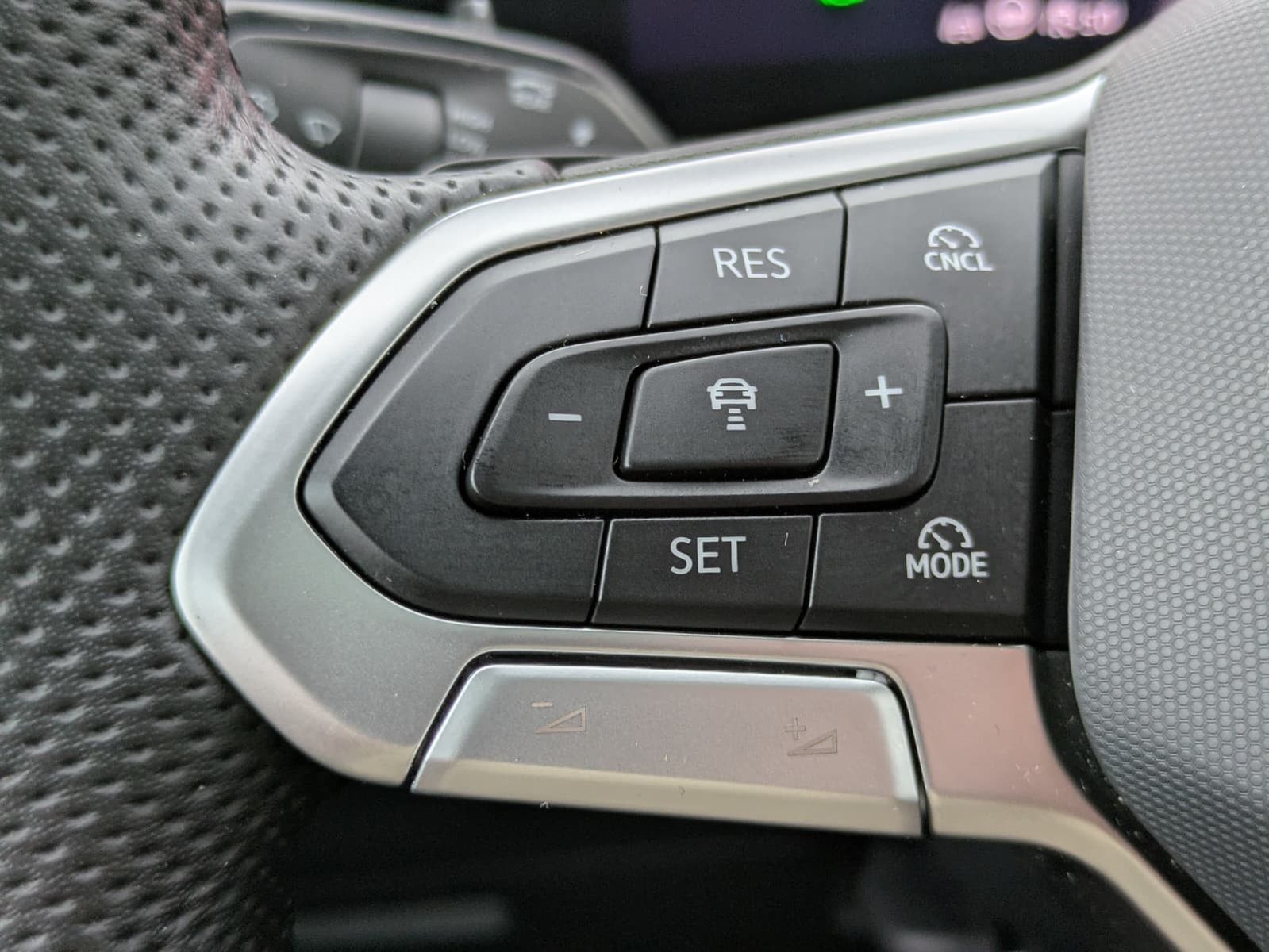 Fahrzeugabbildung Volkswagen Tiguan 2.0 TDI 4M R-Line PANO*H&K*AHK*MATRIX*20"