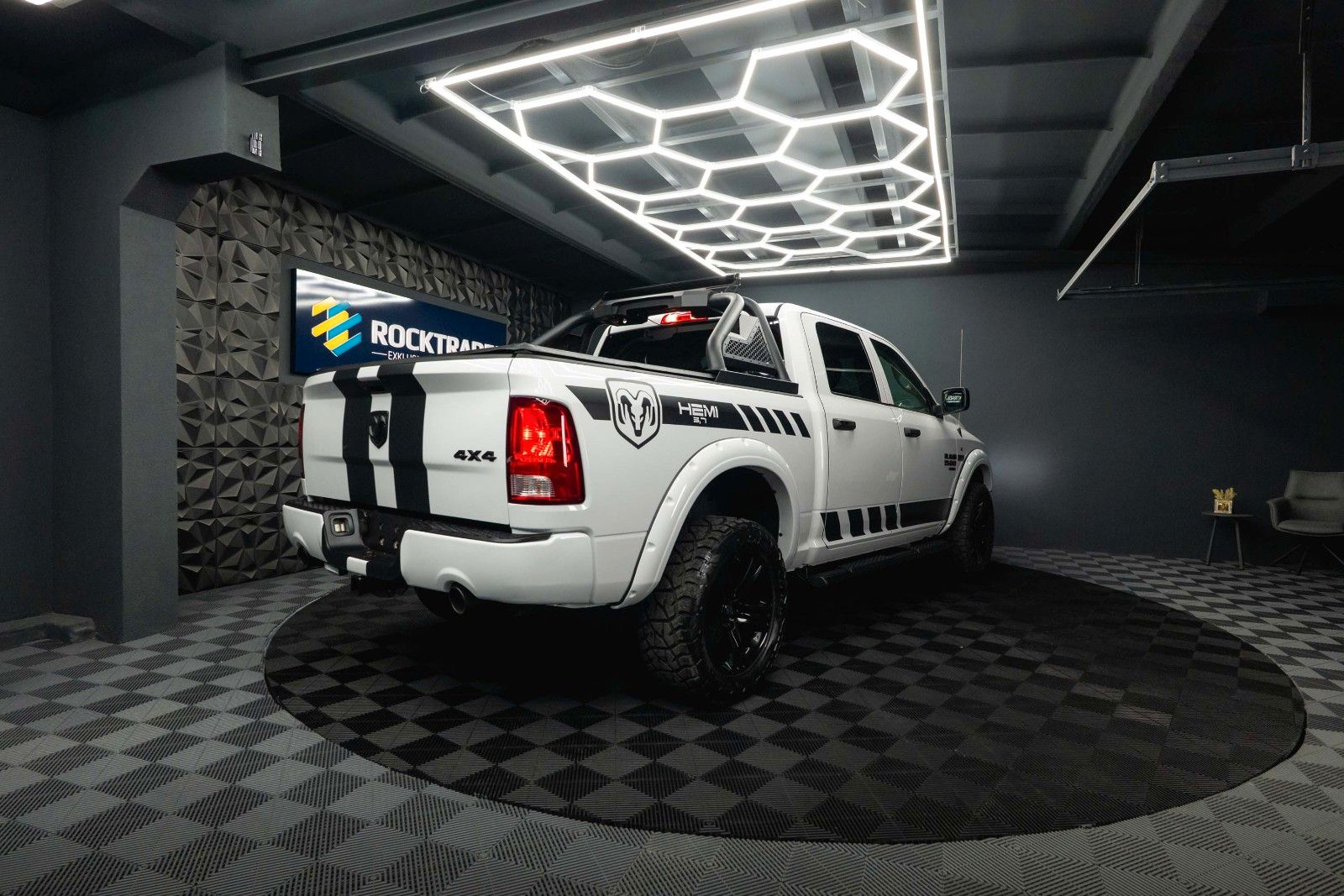 Fahrzeugabbildung Dodge RAM 5.7 V8 HEMI 4x4 OFFROAD Night-Paket *LED*19%