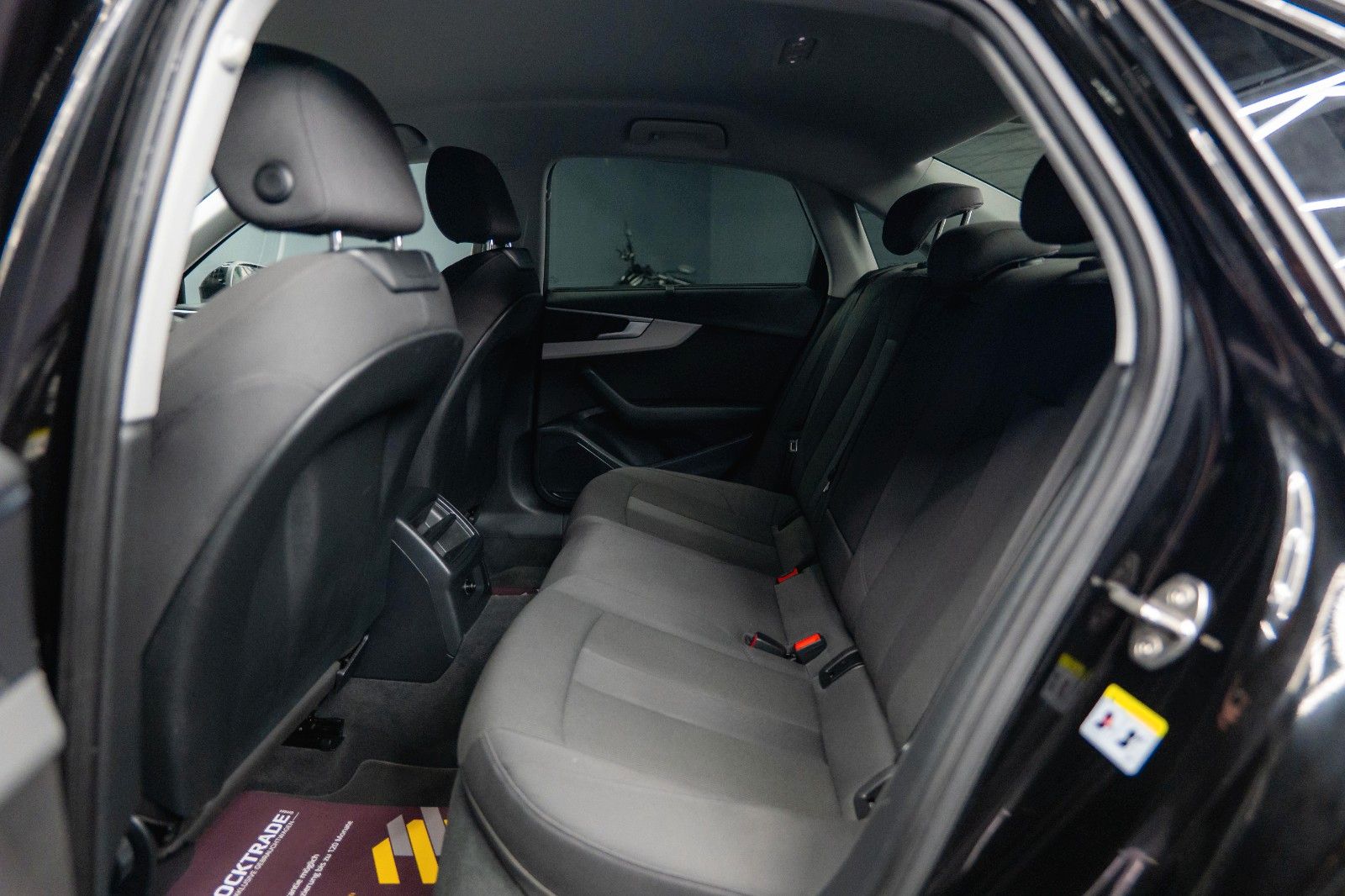 Fahrzeugabbildung Audi A4 Lim. 40 TFSI advanced Sport *DAB*LED*ACC*