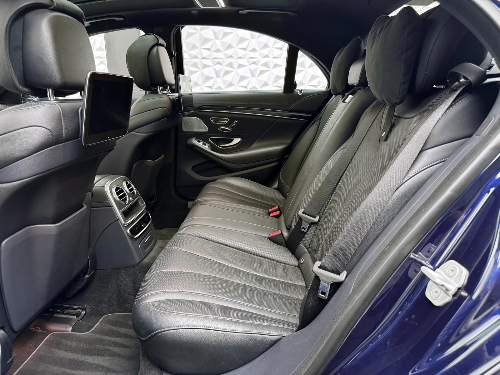 Fahrzeugabbildung Mercedes-Benz AMG 4MATIC/BURMES/HUD/PANO/DISTRO/3xTV/CHAUFFEUR