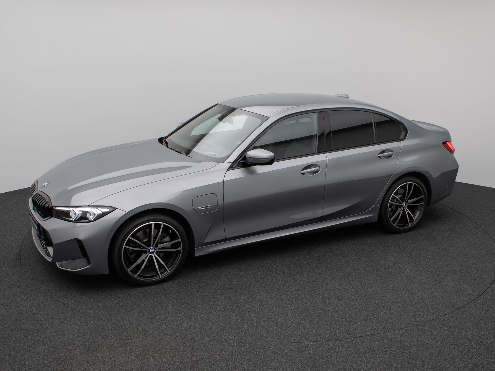 Fahrzeugabbildung BMW 330e M Sport Kamera HUD DAB H/K DrivAssis 19Zoll