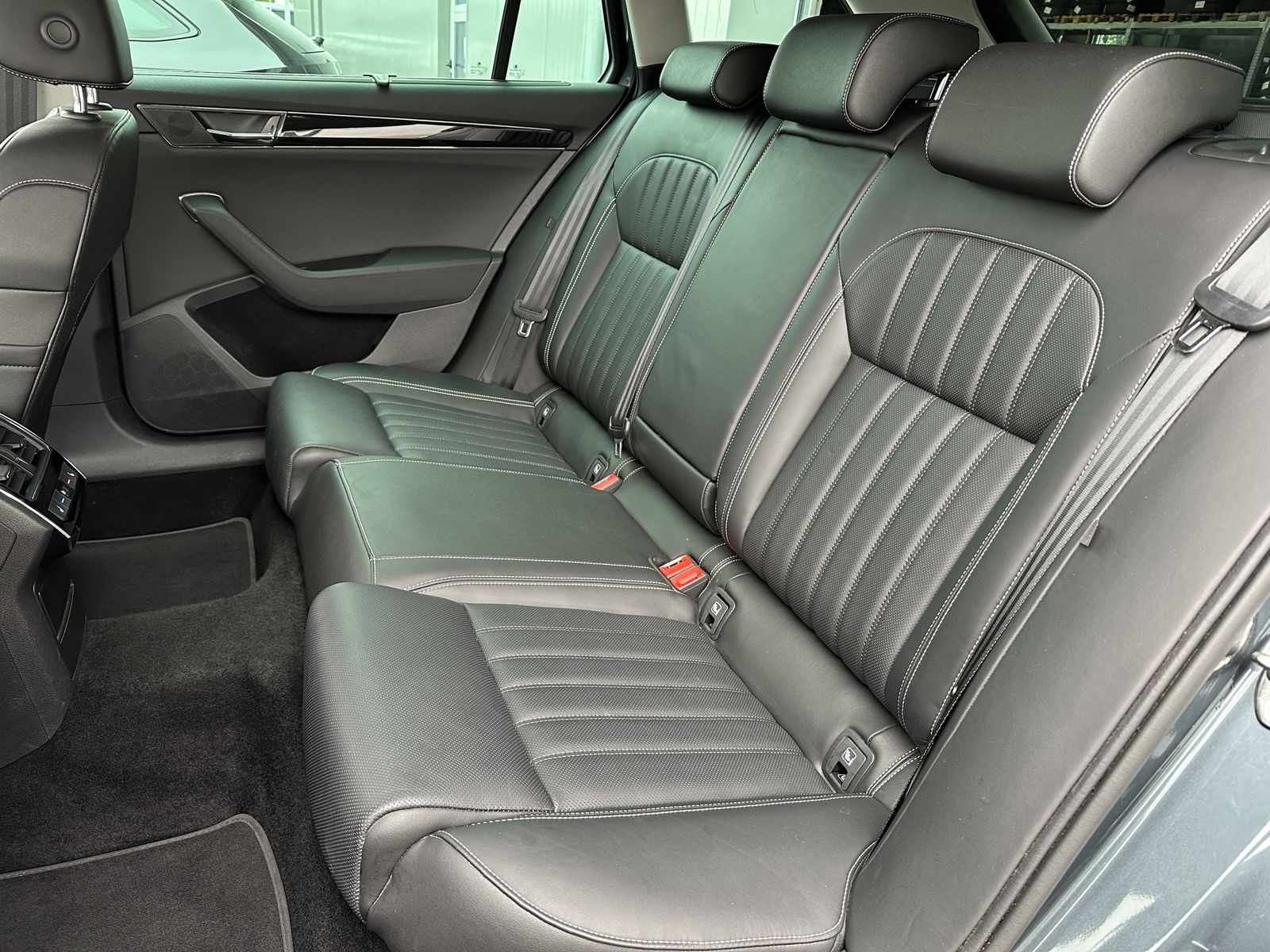 Fahrzeugabbildung SKODA Superb Combi 2.0 TDI DSG L&K NAV+MATRIX+AHK+ACC