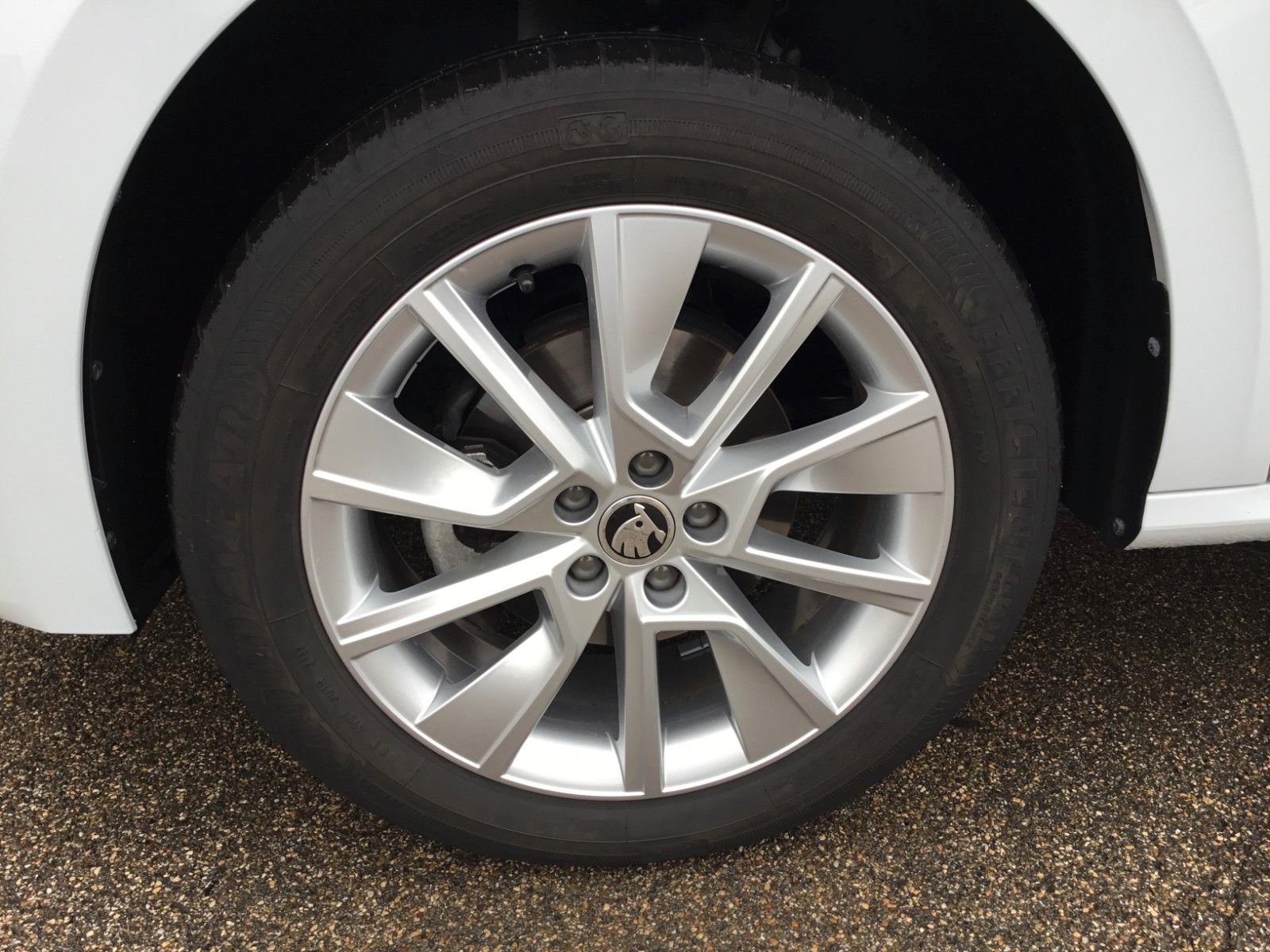 Fahrzeugabbildung SKODA Kamiq 1.5l TSI DSG TOUR+LED+17"+Navi