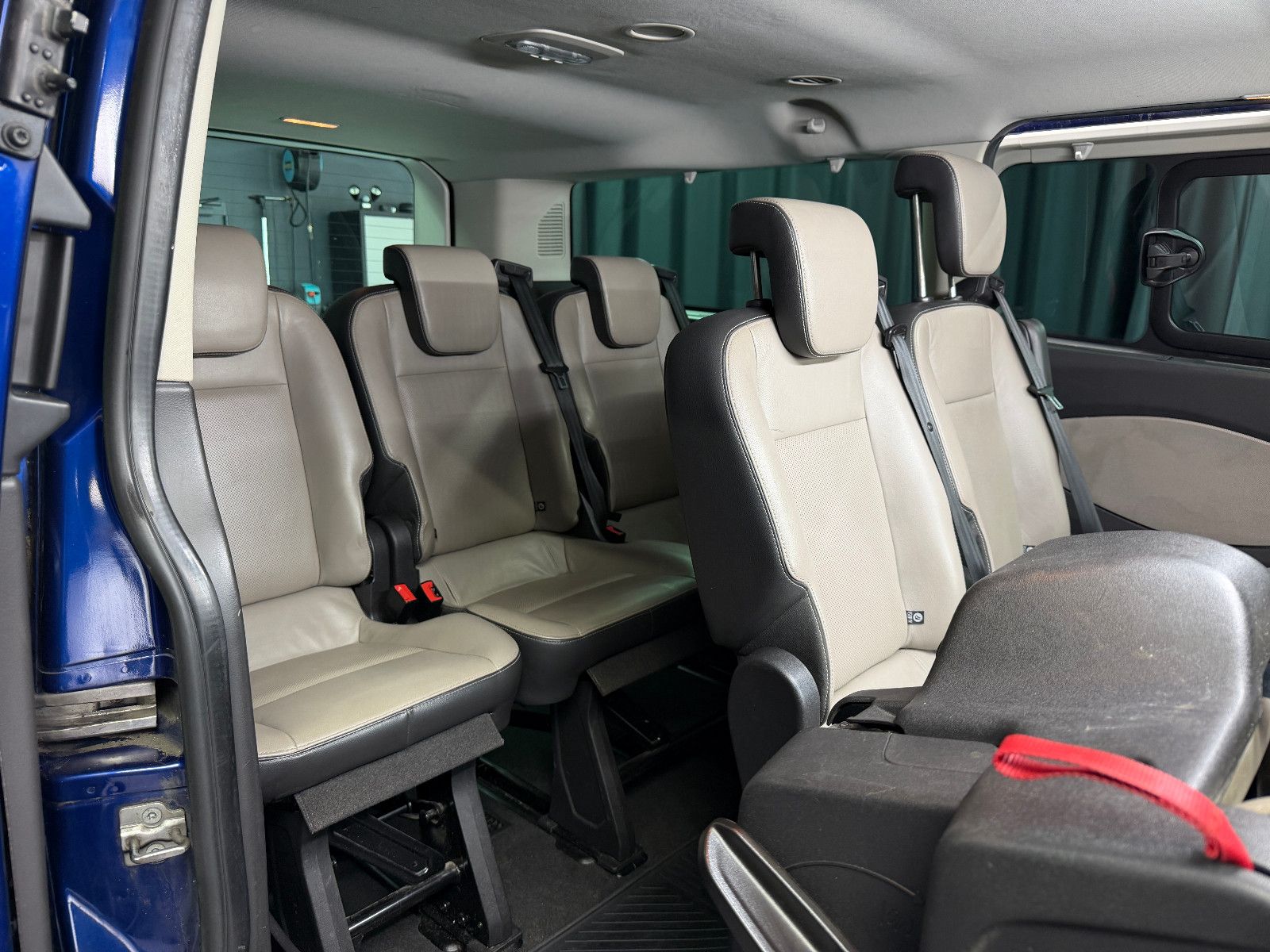 Fahrzeugabbildung Ford Tourneo Custom 300|AC|PDC|NAVI|8-SITZE