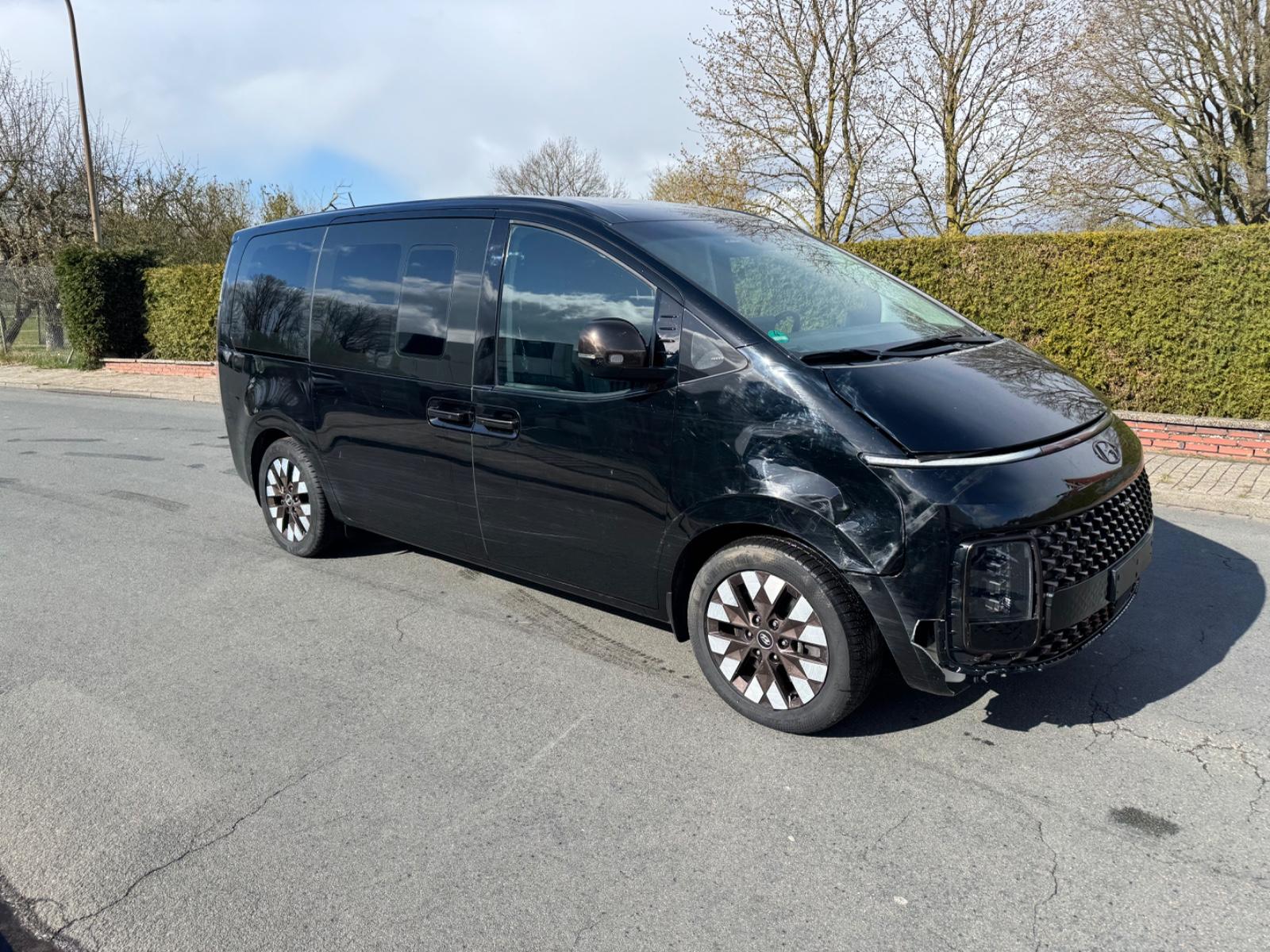 Hyundai Staria Signature VOLL / LEDER/BOSE/E TÜR / PANO