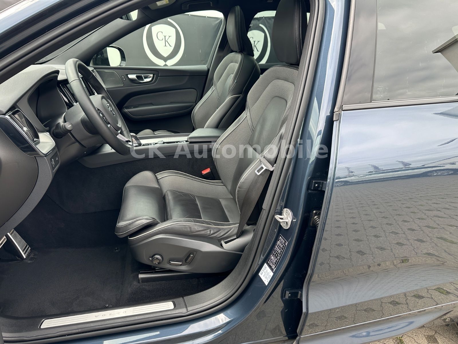 Fahrzeugabbildung Volvo XC60 B4 R Design 2WD/Navi/Pano/Kamera/LED