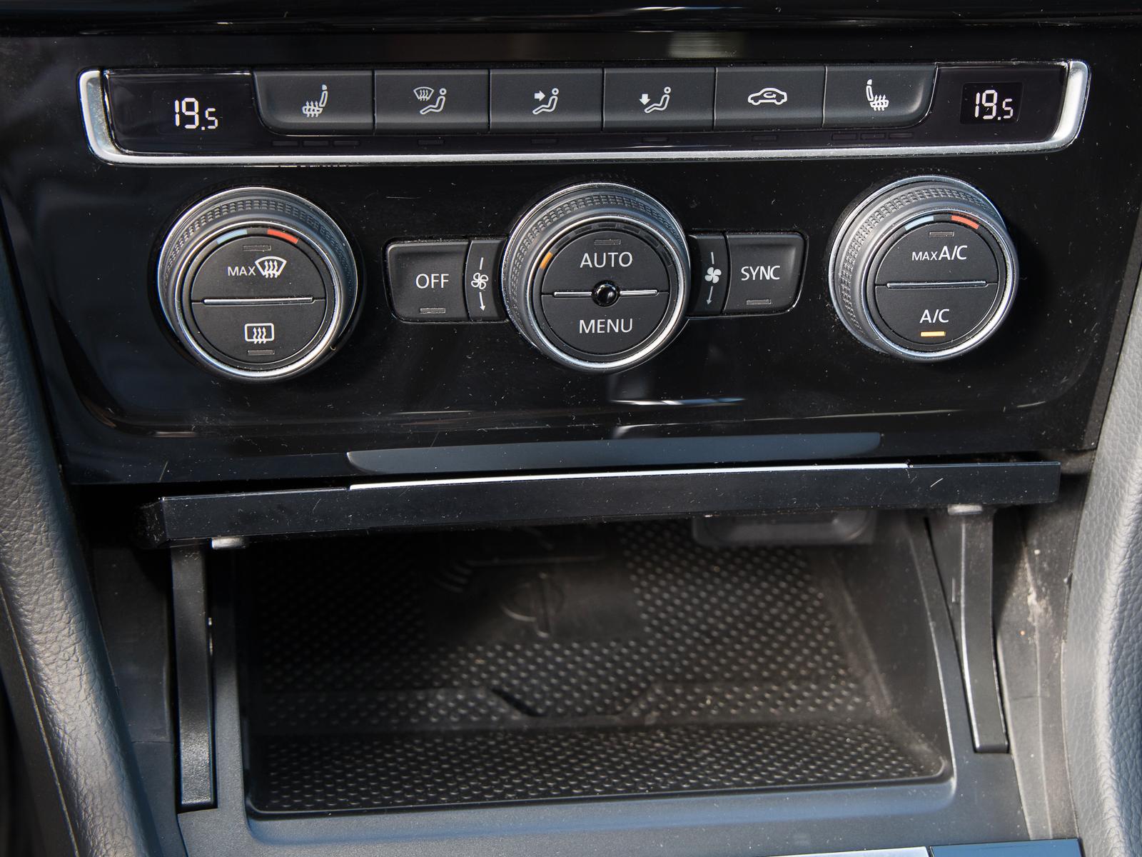 Volkswagen Golf GTI PERFORMANCE DSG PANO NAVI AHK LED ACC