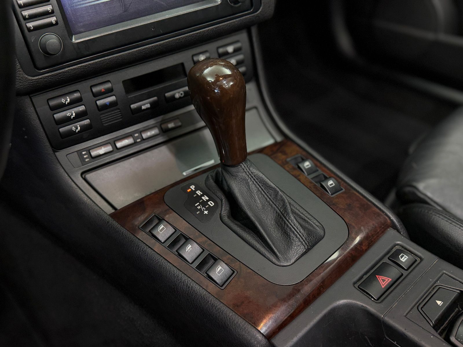 Fahrzeugabbildung BMW 330Ci|M-PAKET 2|HIFI|PDC|NAVI|LCI