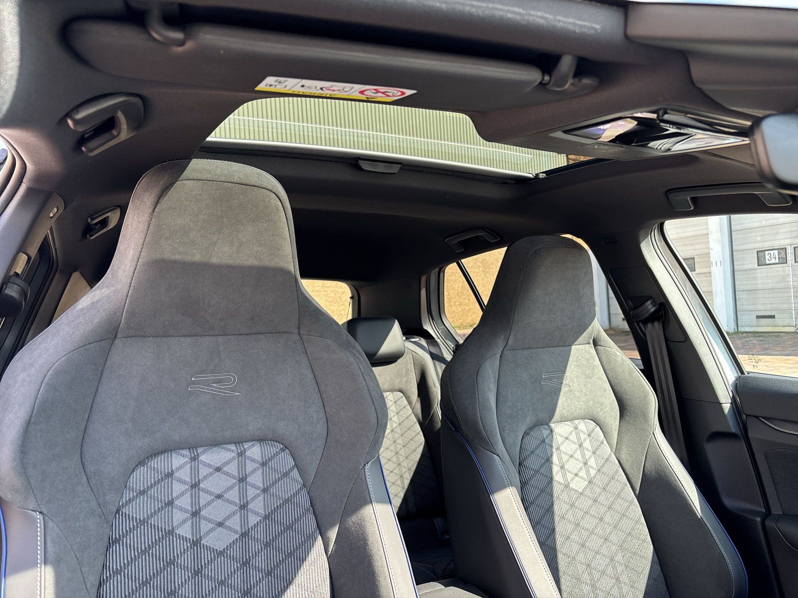 Fahrzeugabbildung Volkswagen Golf 2.0 TDI DSG R-Line AHK