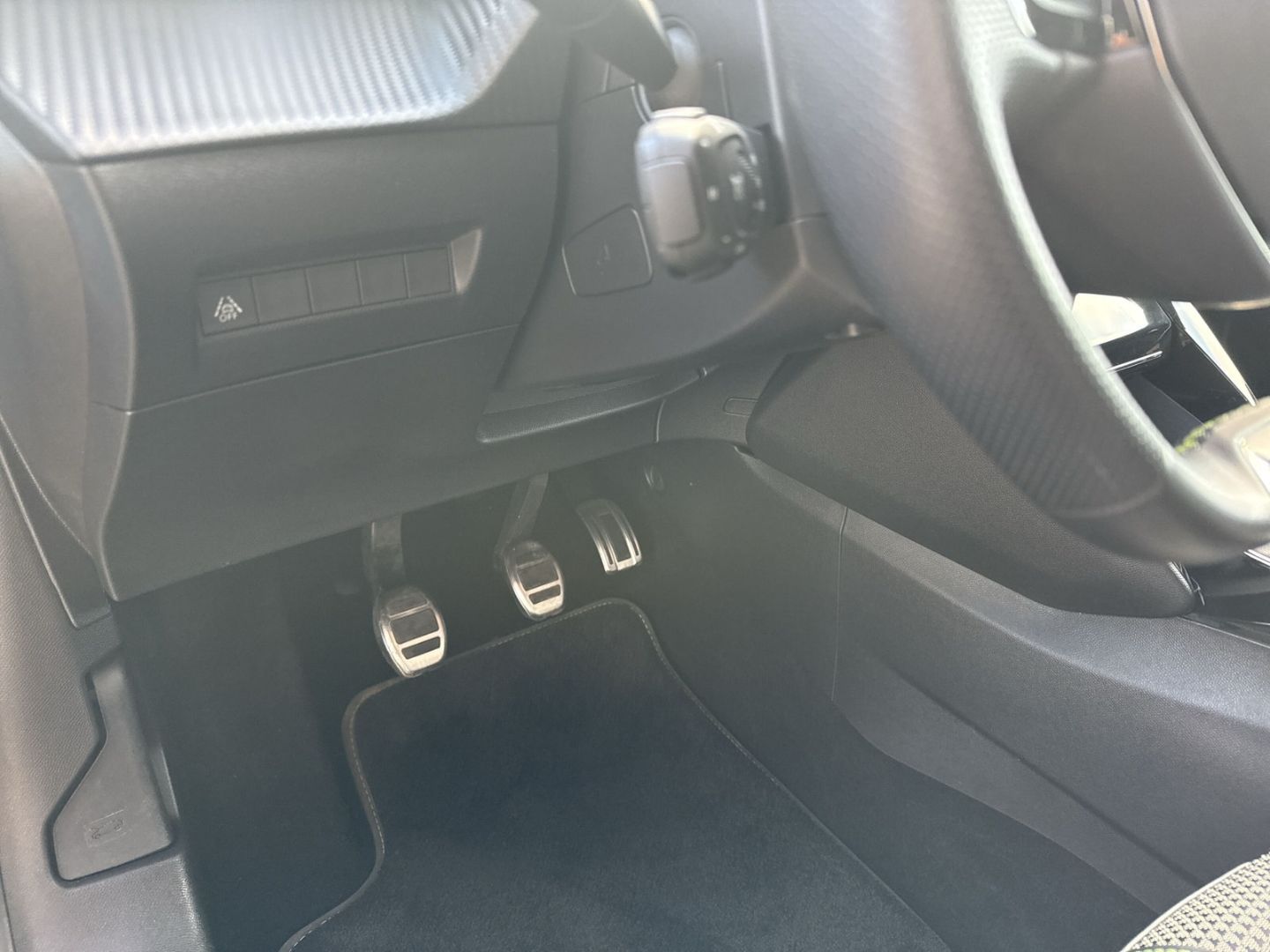 Fahrzeugabbildung Peugeot 208 GT 1.2 PureTech 100 Navi LED ACC Klimaautom