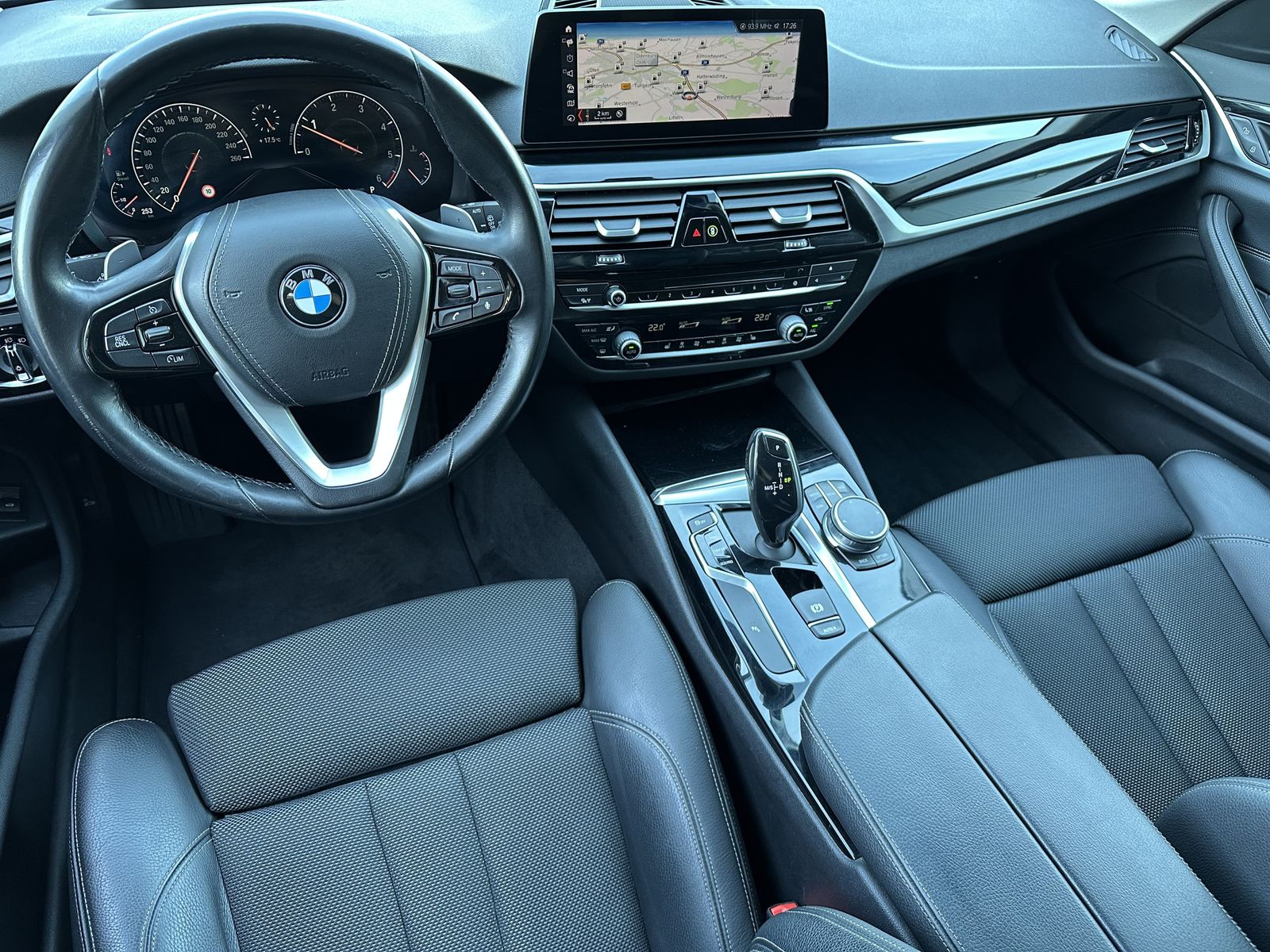 Fahrzeugabbildung BMW 520d Touring Sport-Line NAV+LED+VCOCK+KAMERA+SHZ