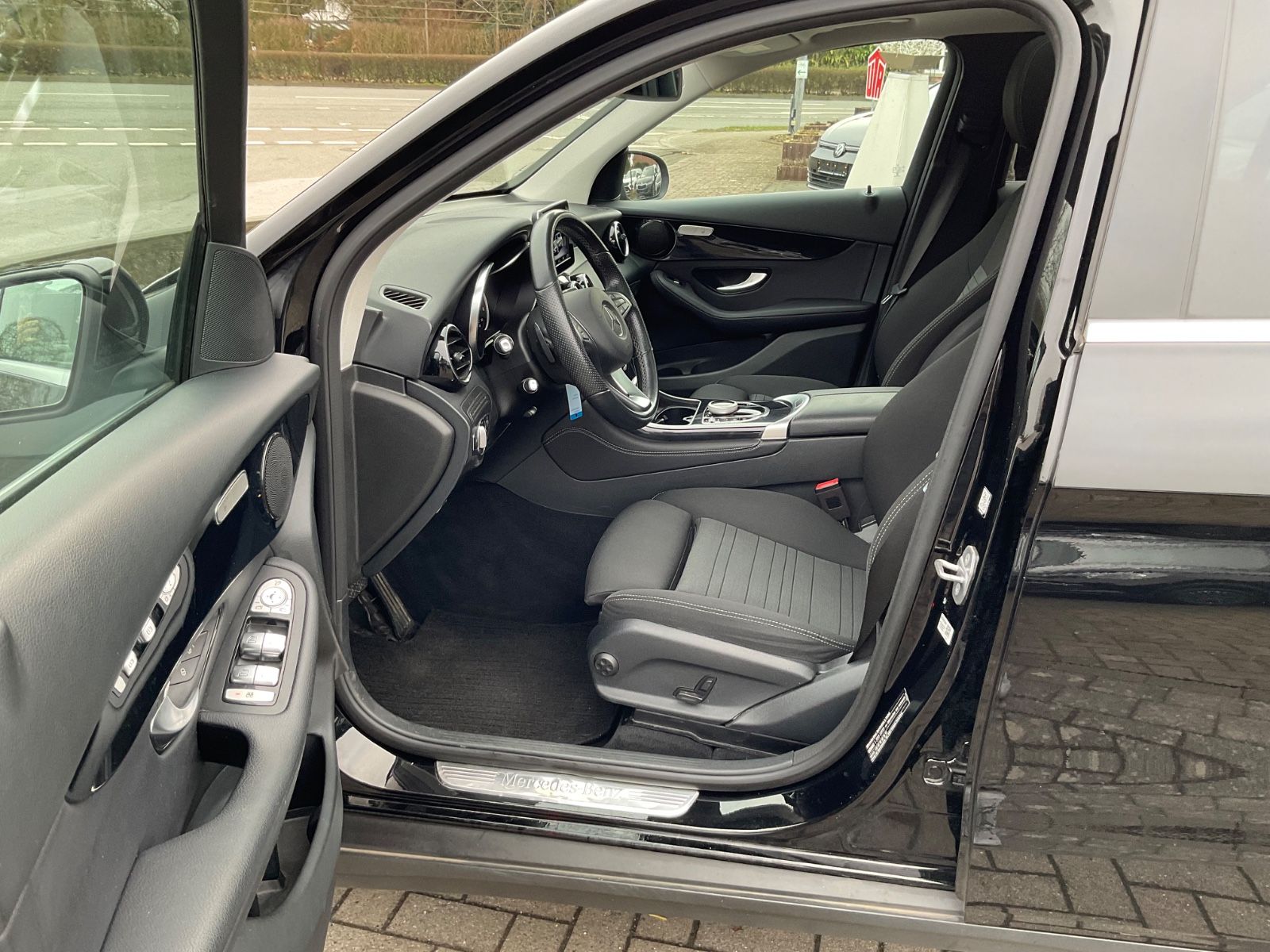 Fahrzeugabbildung Mercedes-Benz GLC 220 d 4MATIC Autom.AHK,Kamera,Distronic,LED