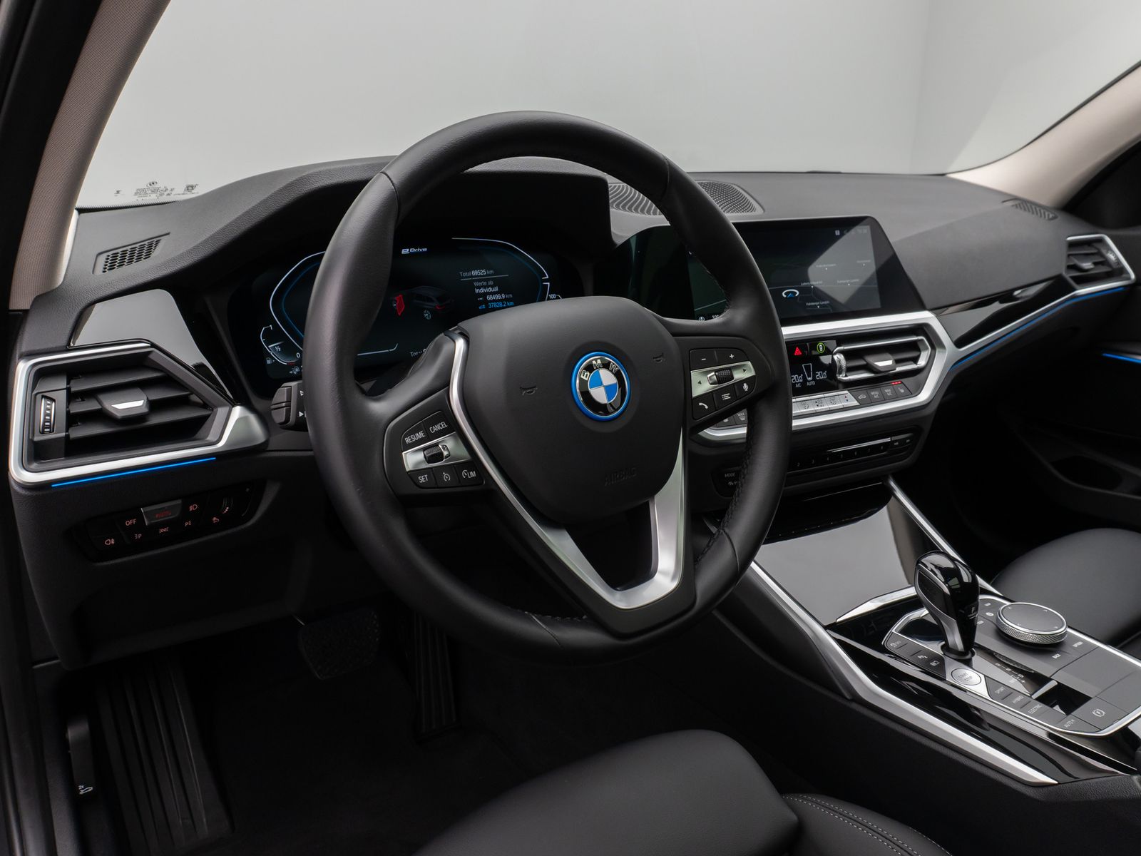 Fahrzeugabbildung BMW 320e Sport Line Panorama DAB CockPitPr PDC Alarm