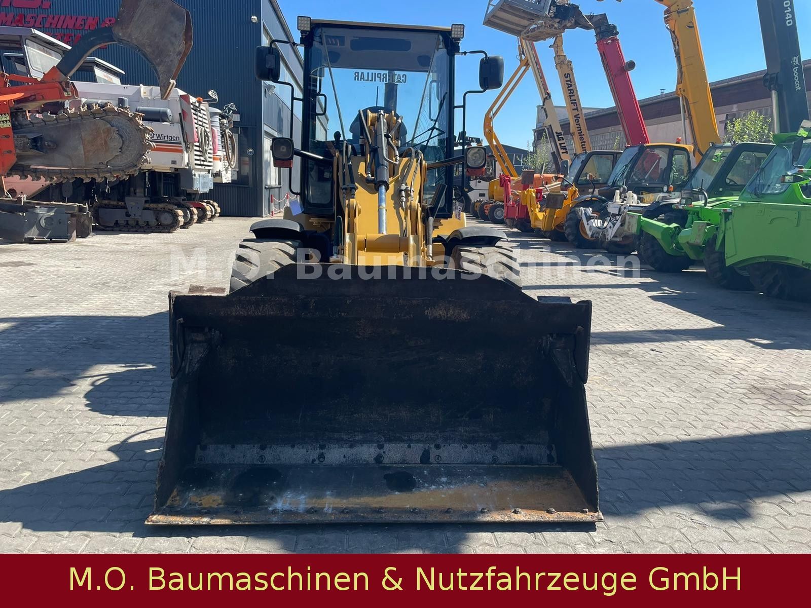 Fahrzeugabbildung CAT 906  / Klappschaufel /  SW /