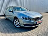 Volvo V60 T3Kombi MomentumAut.LederBiXenon32TkmAccBlis - silberne Volvo V60