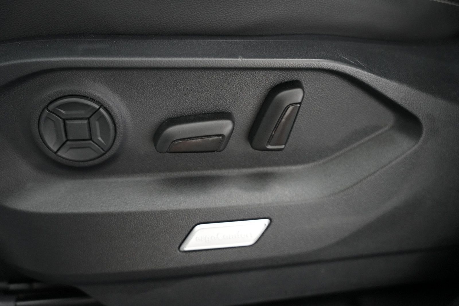 Fahrzeugabbildung Volkswagen Touareg SPORT/ 4Motion/VIRTUAL/AMBIENT/360''KAM