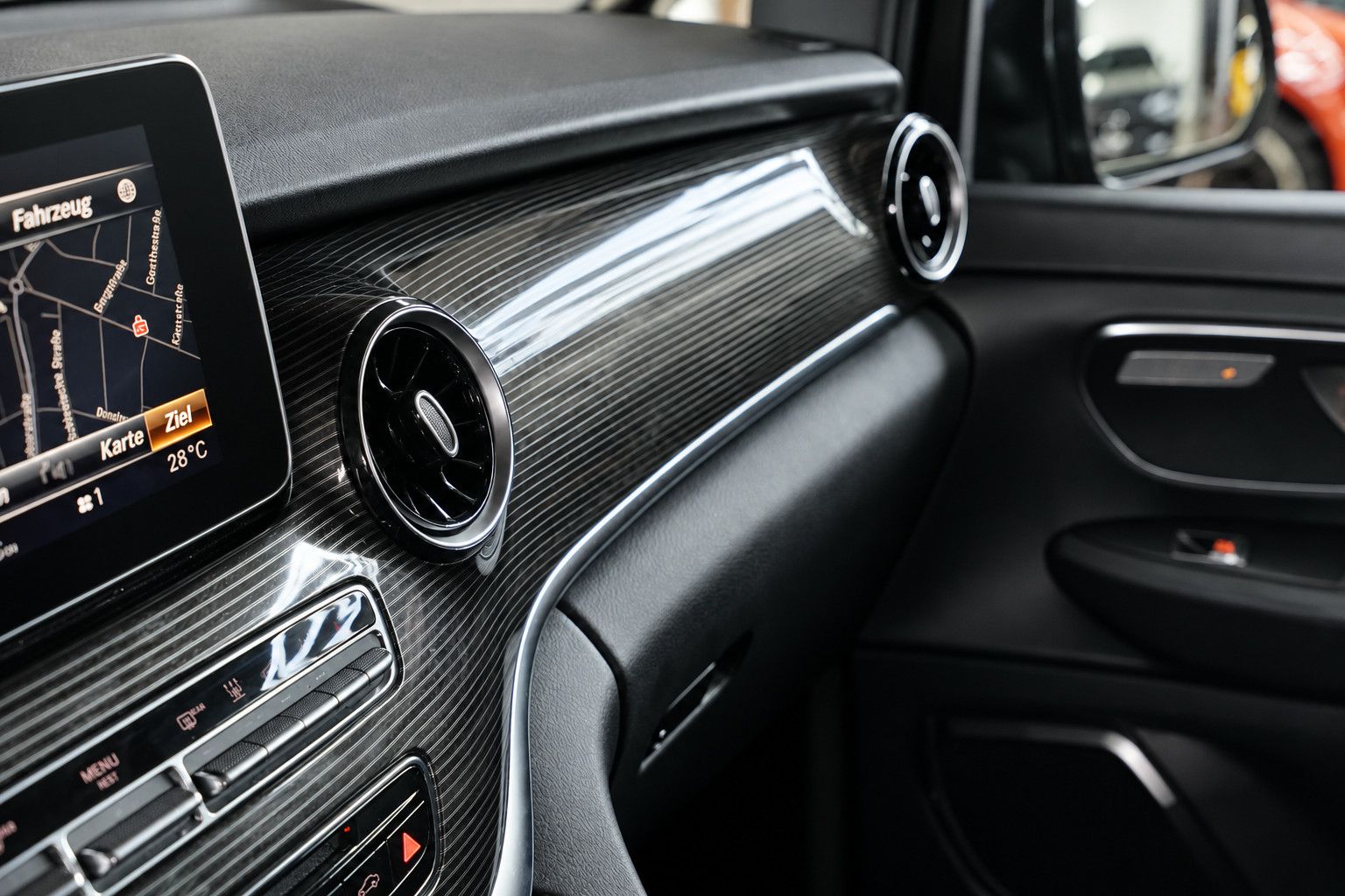 Fahrzeugabbildung Mercedes-Benz V 300d lang *Burmester*360°KAM*6-Sitz*SHZ*Navi