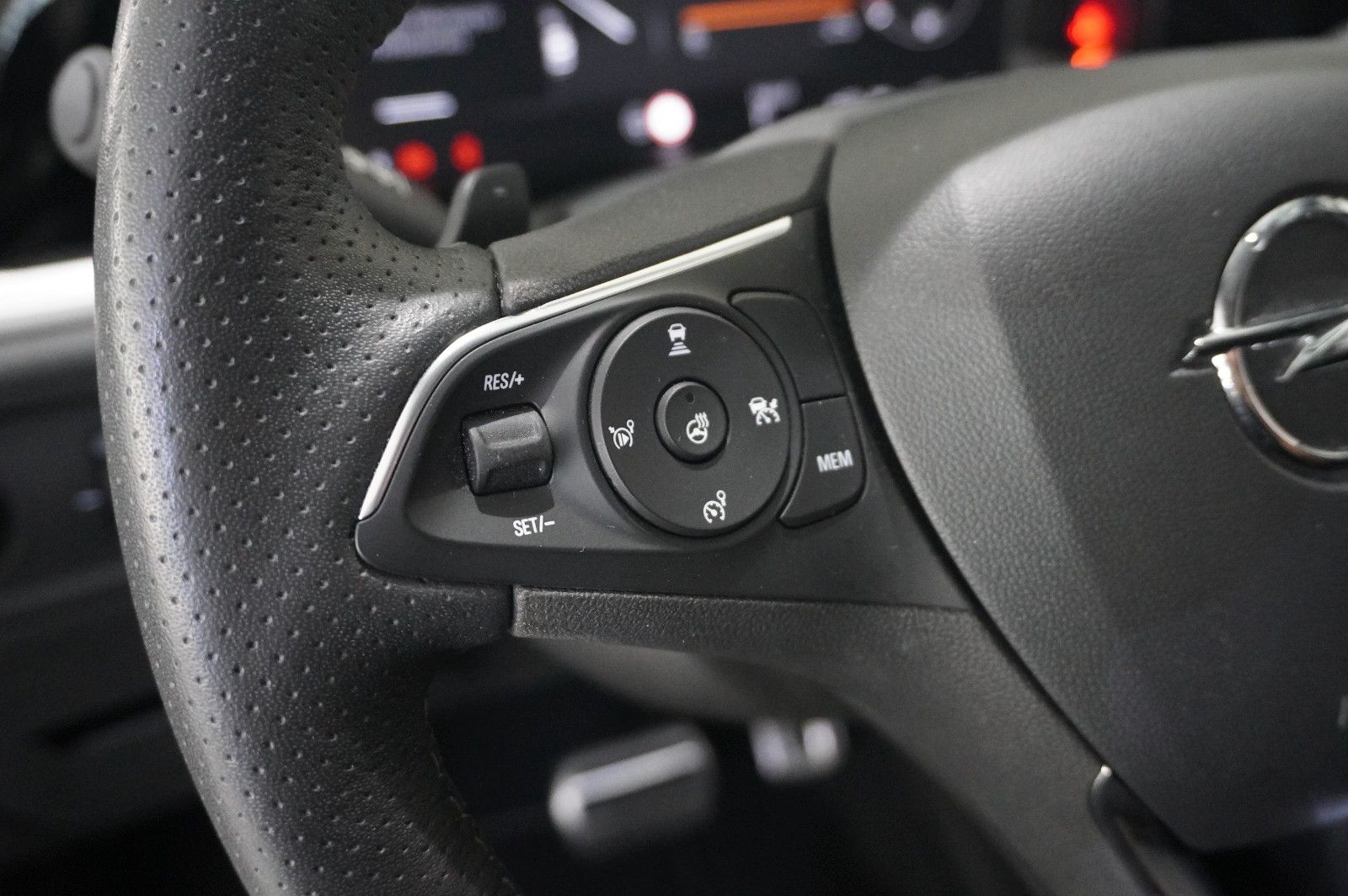 Fahrzeugabbildung Opel Grandland (X) 1.6T GSe HYBRID 4X4 NAVI/LED/SPORT