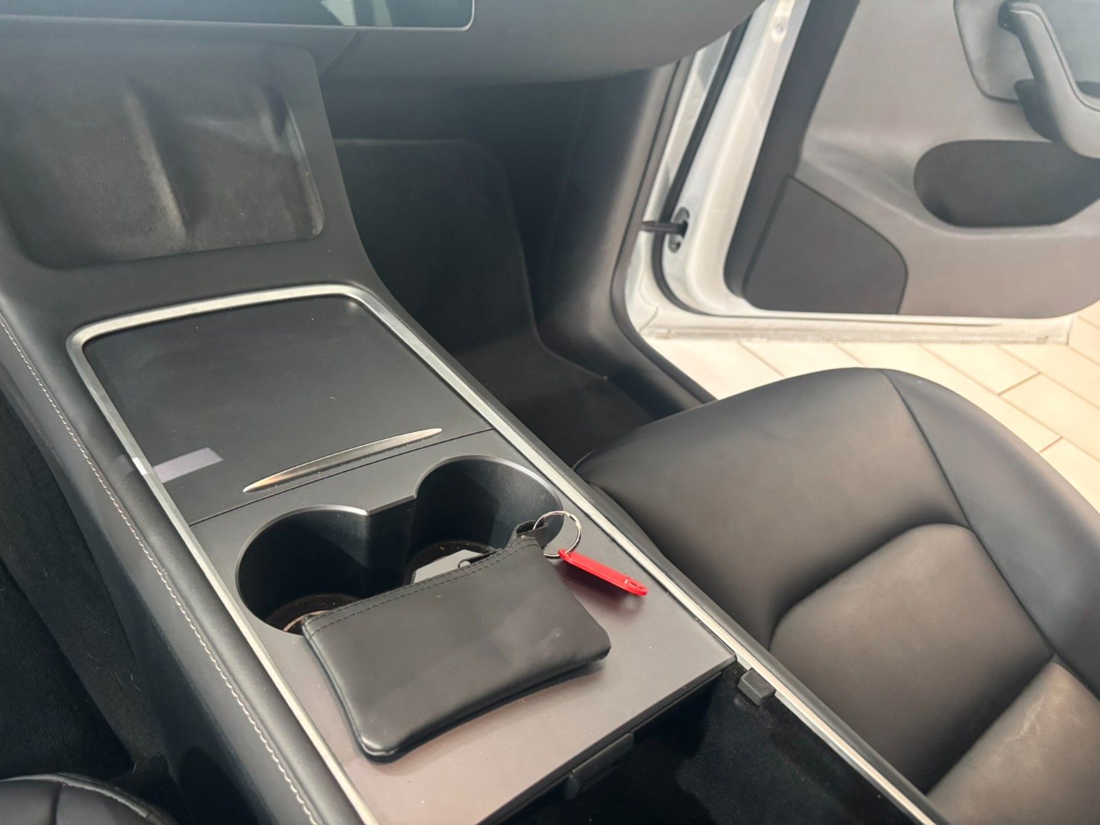 Fahrzeugabbildung Tesla Model Y Long Range Dual AWD SHZ/NAVI/19"ALU/ALLW