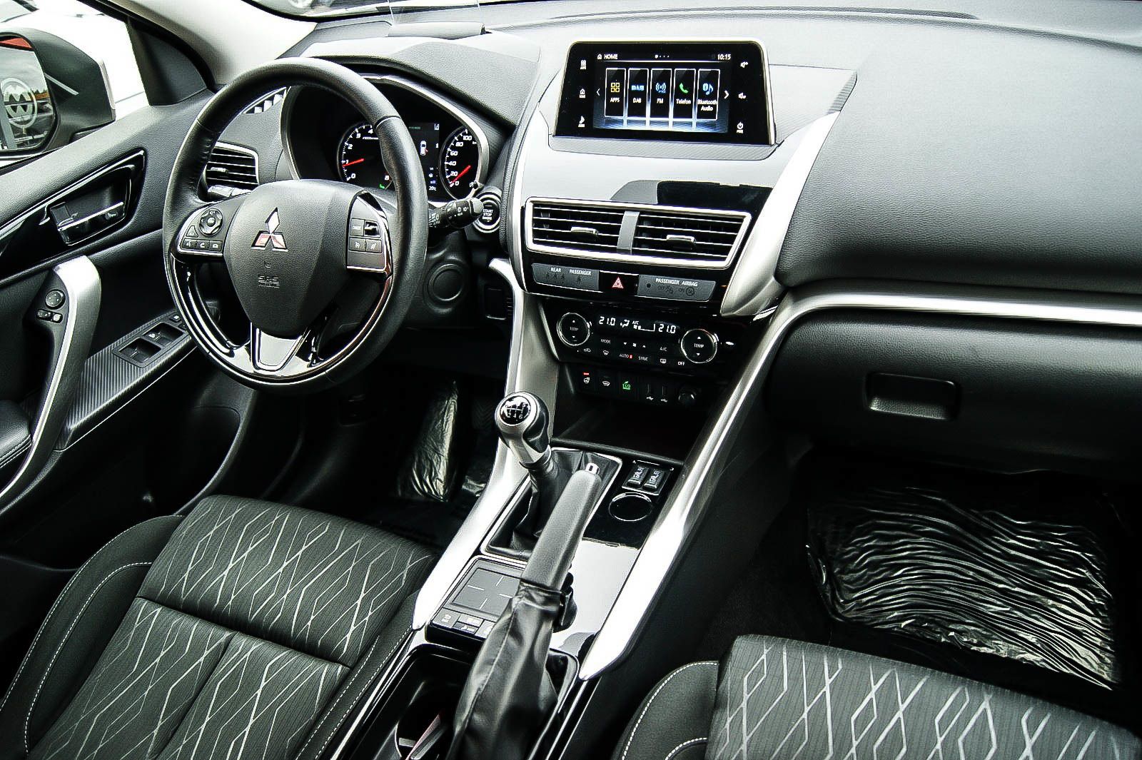 Fahrzeugabbildung Mitsubishi Eclipse Cross Intro Edition2WD 1HAND LED HEAD-UP