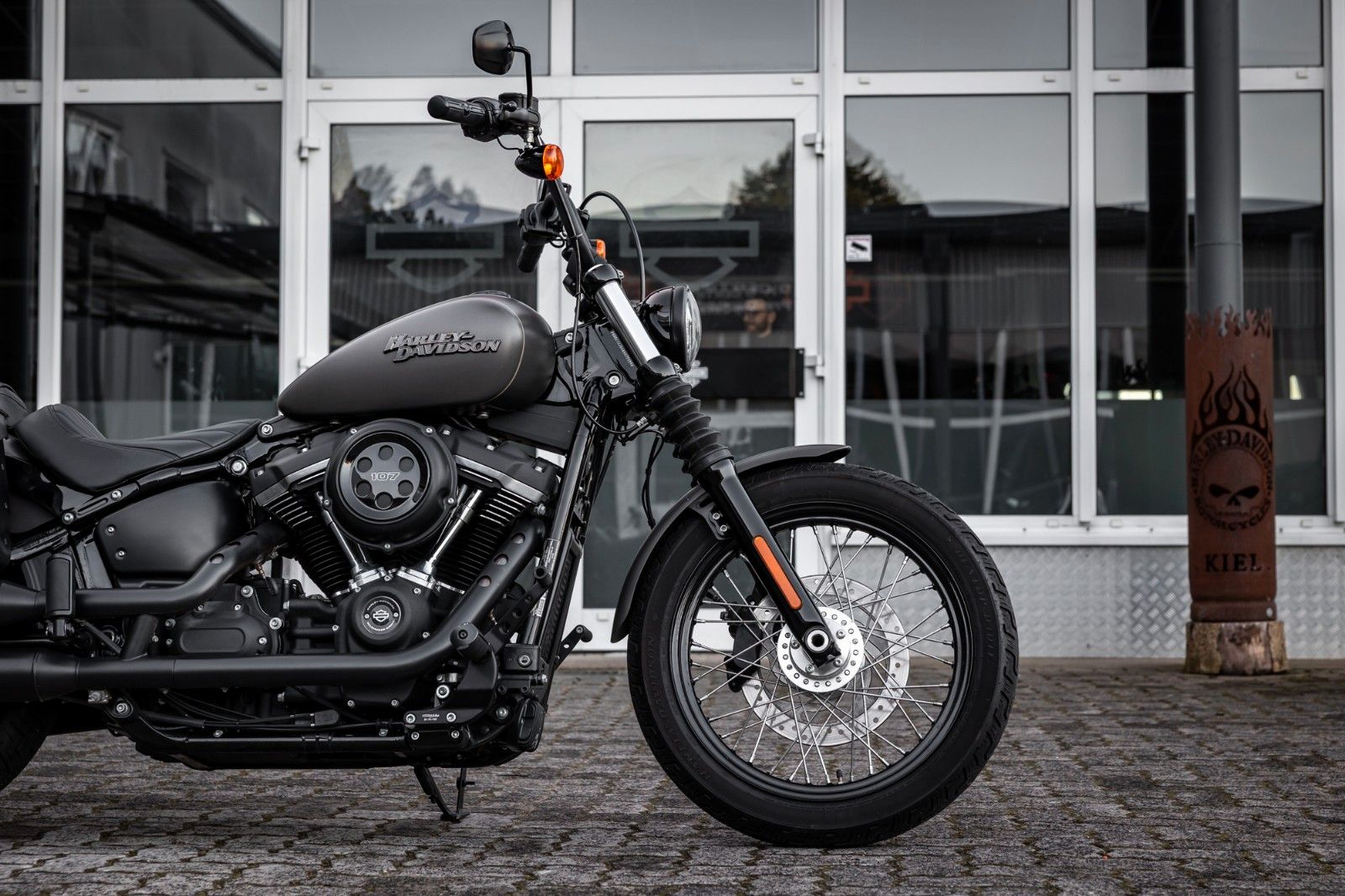 Fahrzeugabbildung Harley-Davidson FXBB STREET Bob Softail - JEKILL&HYDE